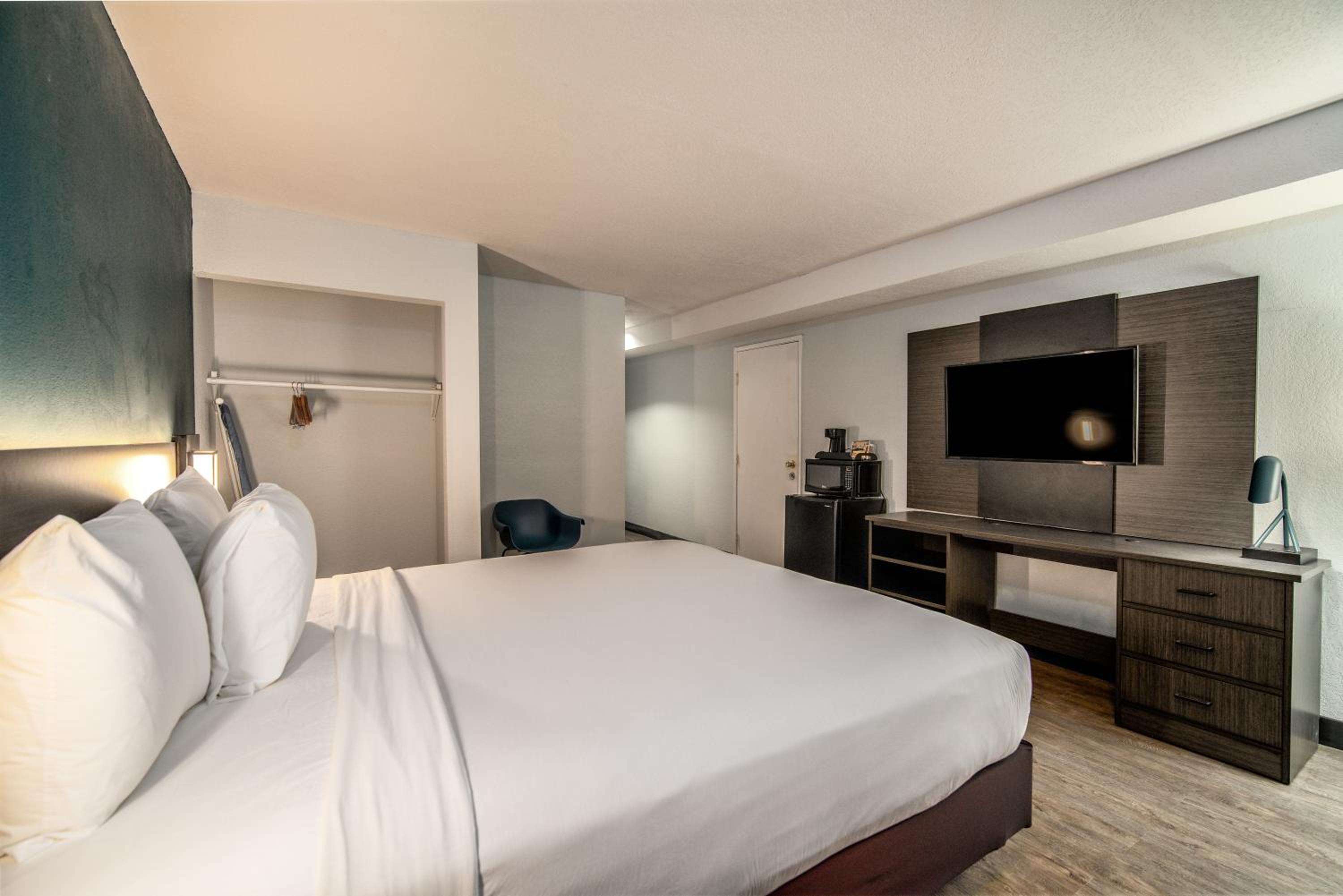 Standard King Room - Photo 8