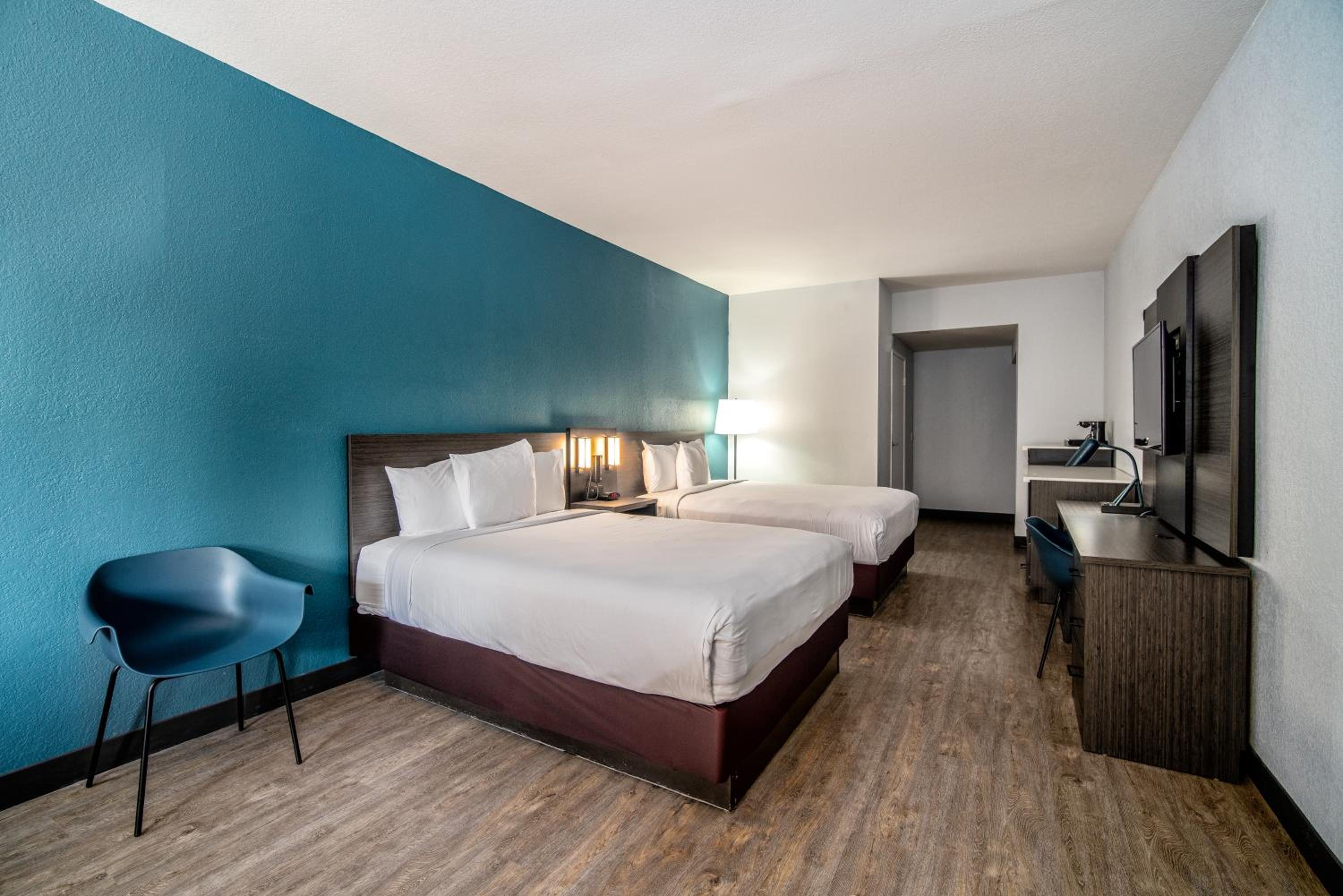 Queen Room with Two Queen Beds - Non-Smoking - Photo 6
