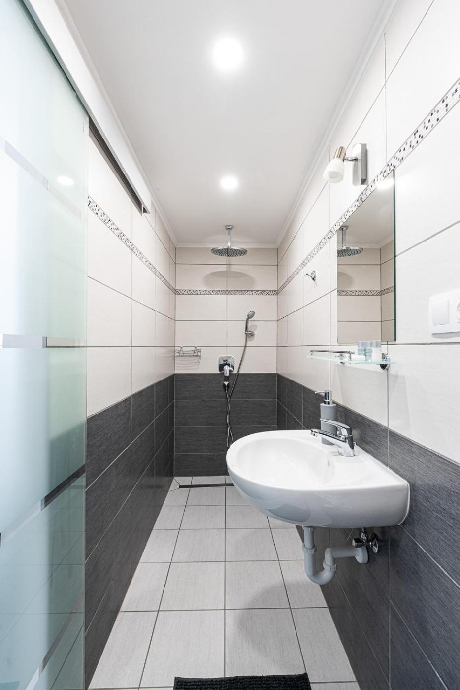 Double Room with Private Bathroom - Photo 4