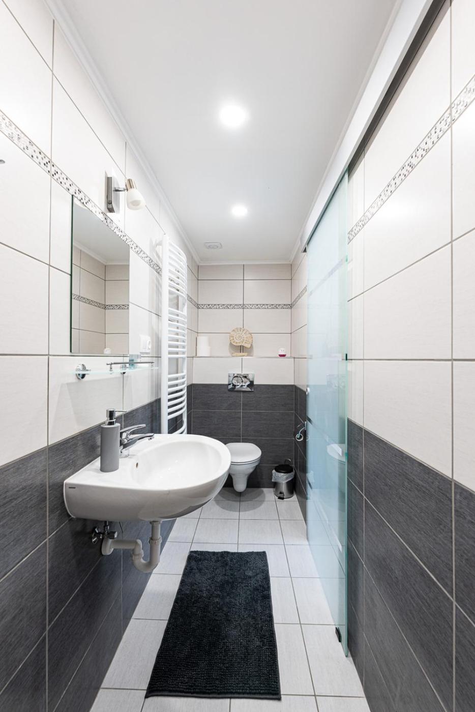 Double Room with Private Bathroom - Photo 2