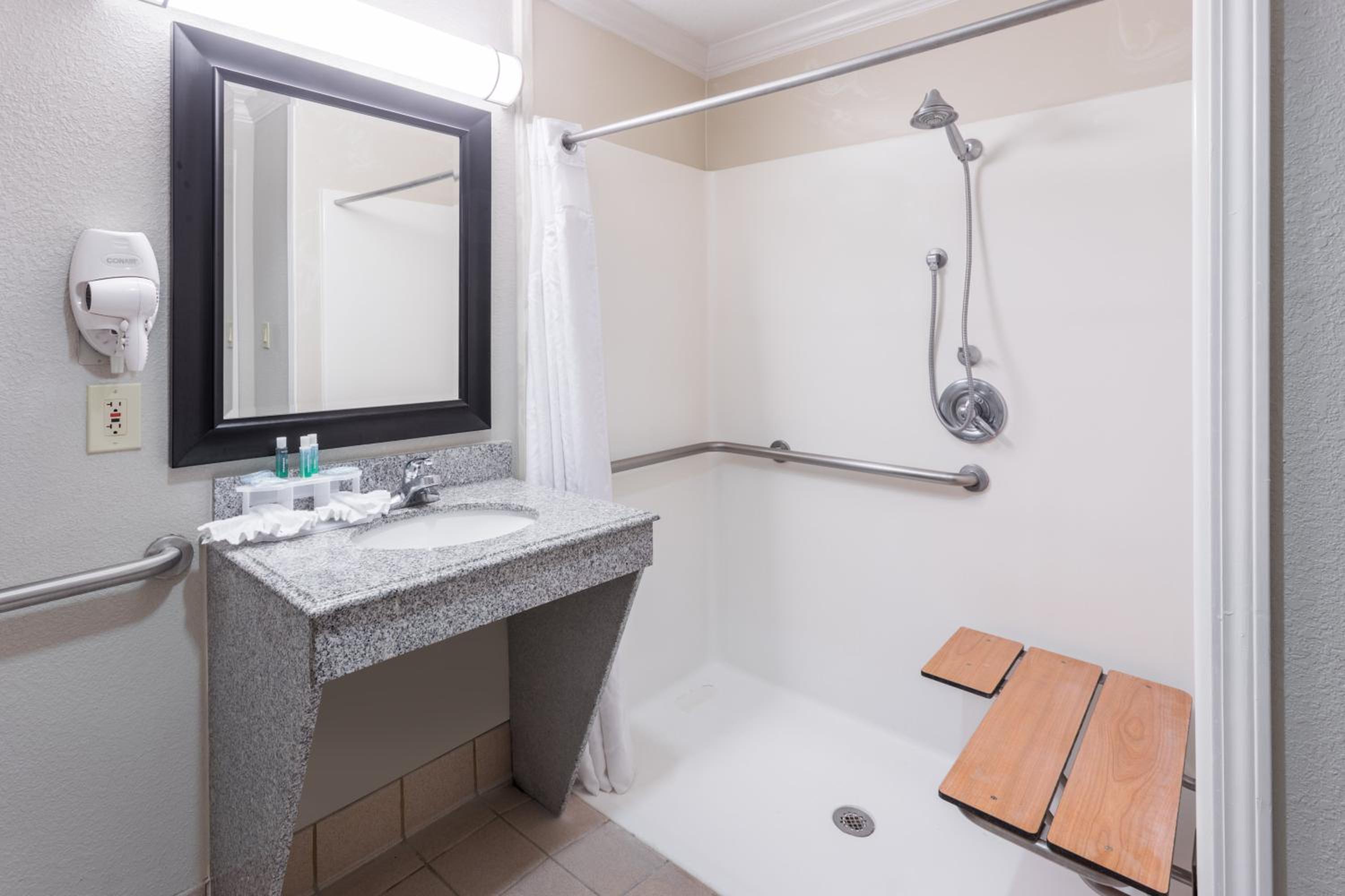 Standard King Room with Mobility Accessible Tub - Photo 3