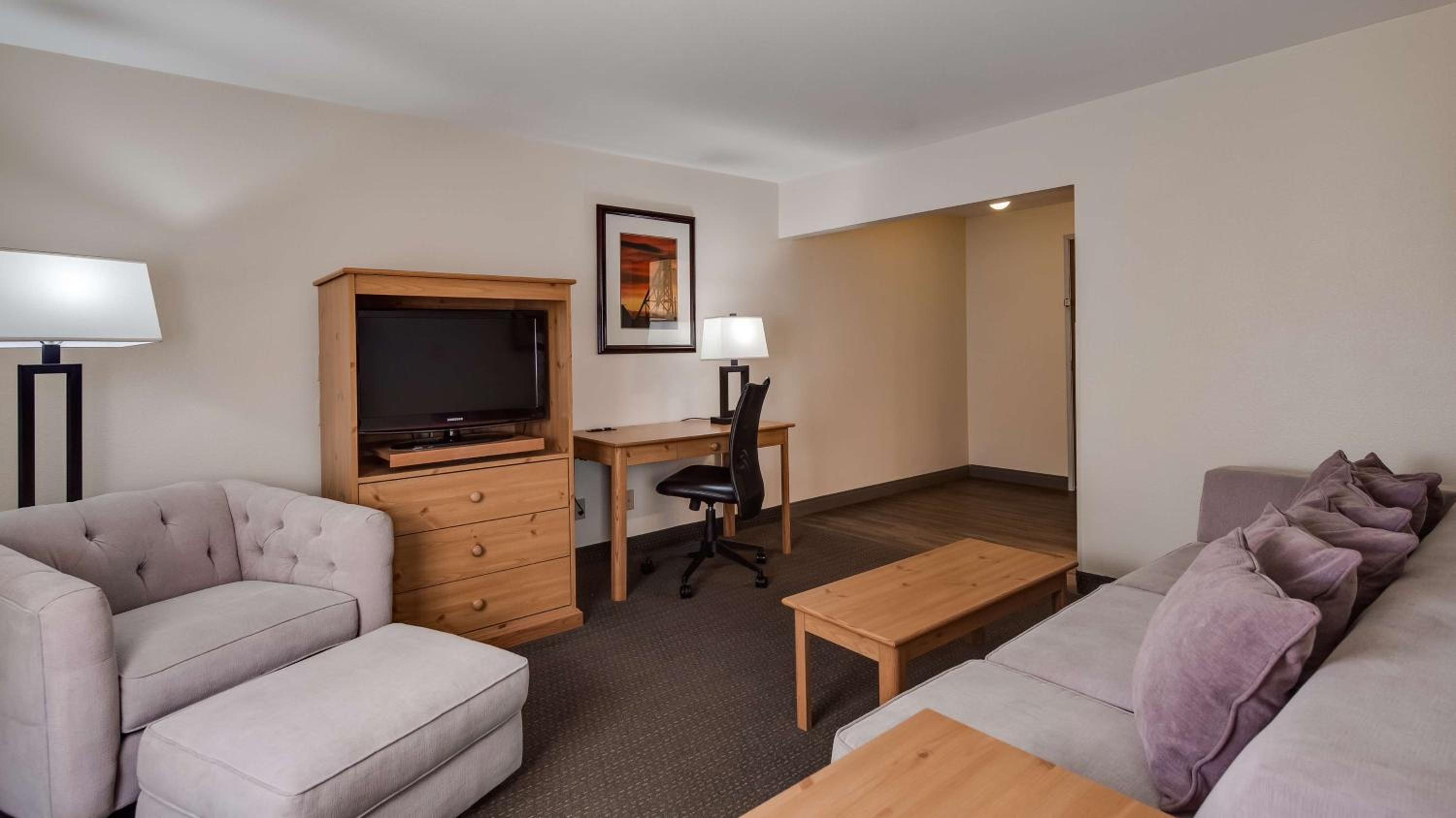 King Suite with Sofa Bed- Non-Smoking  photo 3