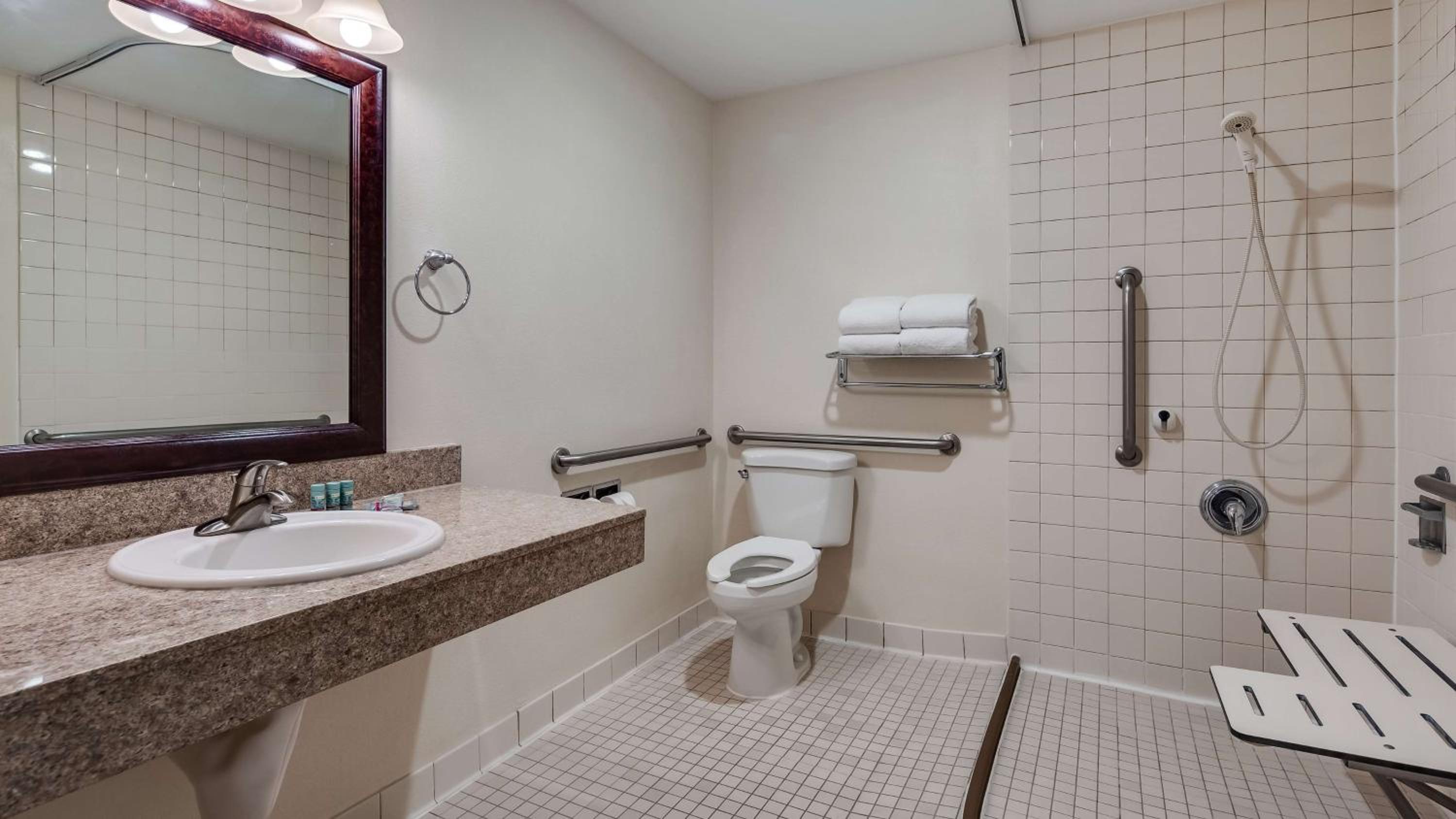 Queen Room with Two Queen Beds and Roll-In Shower - Disability Access/Non-Smoking photo 3