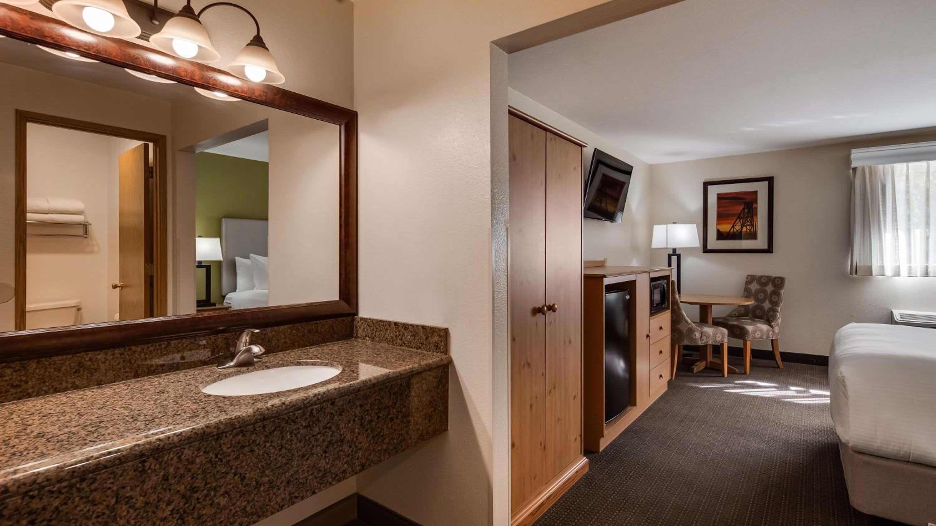 King Suite with Sofa Bed- Non-Smoking  photo 2