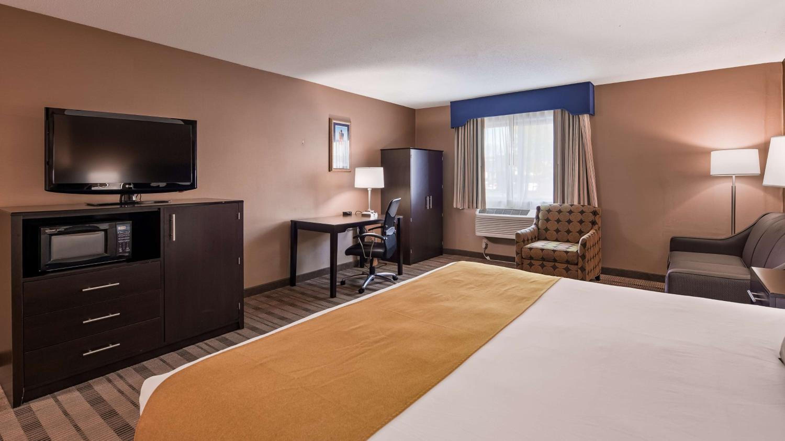 King Suite with Sofa Bed - Non-Smoking - Photo 1