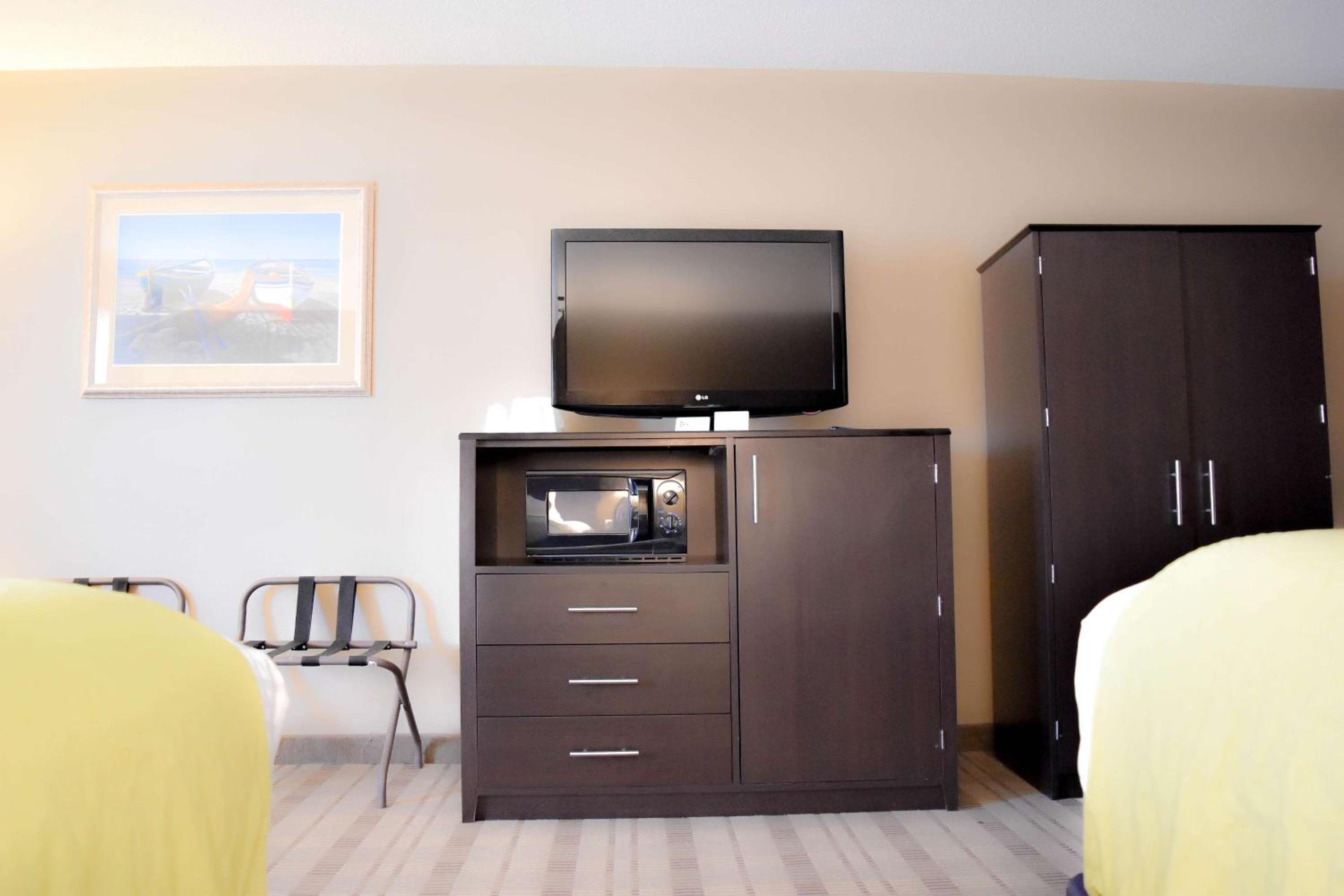 Suite with Two Queen Beds and Sofa Bed - Non-Smoking - Photo 3