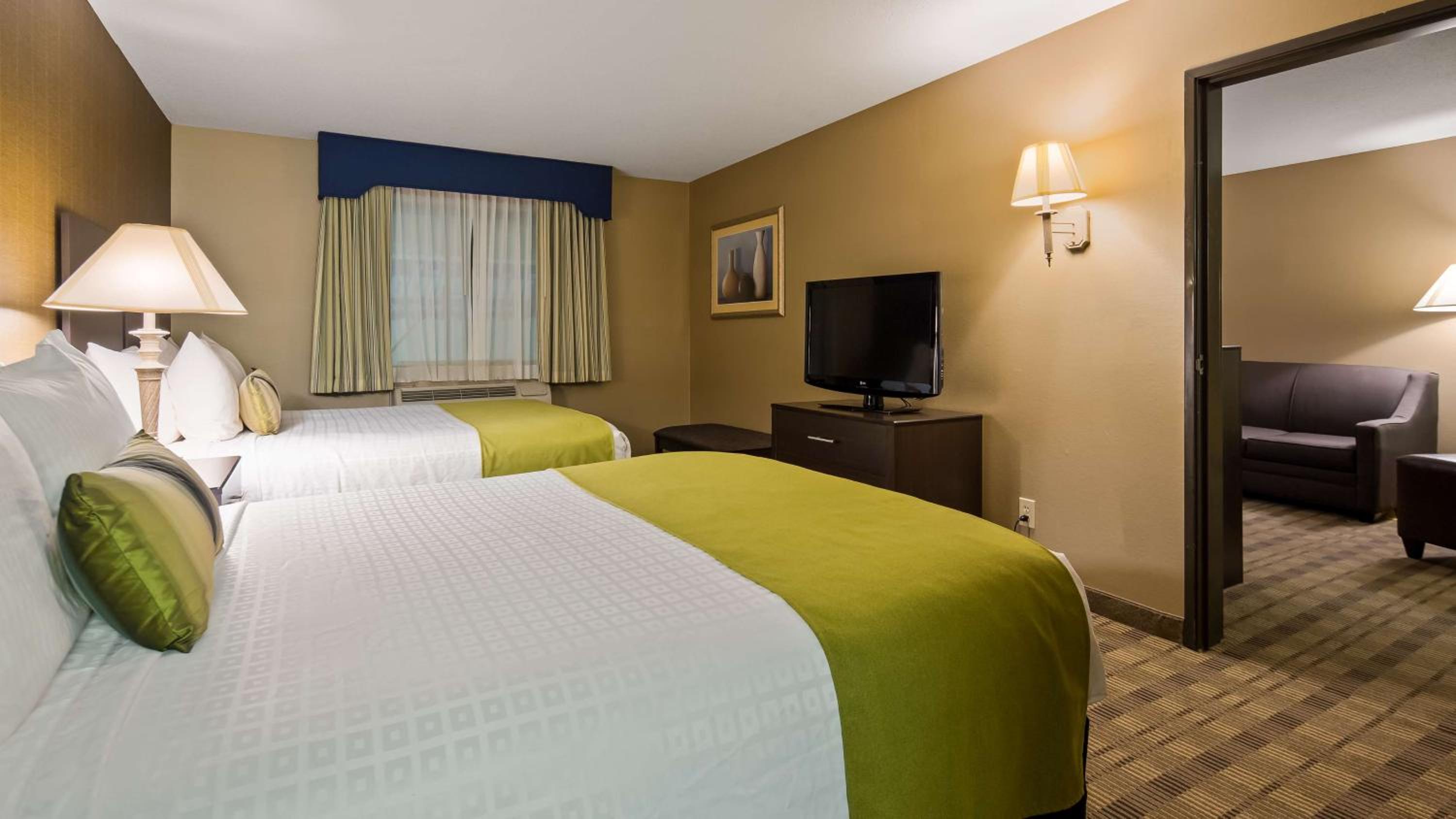 Queen Suite with Two Queen Beds - Non-Smoking - Photo 1