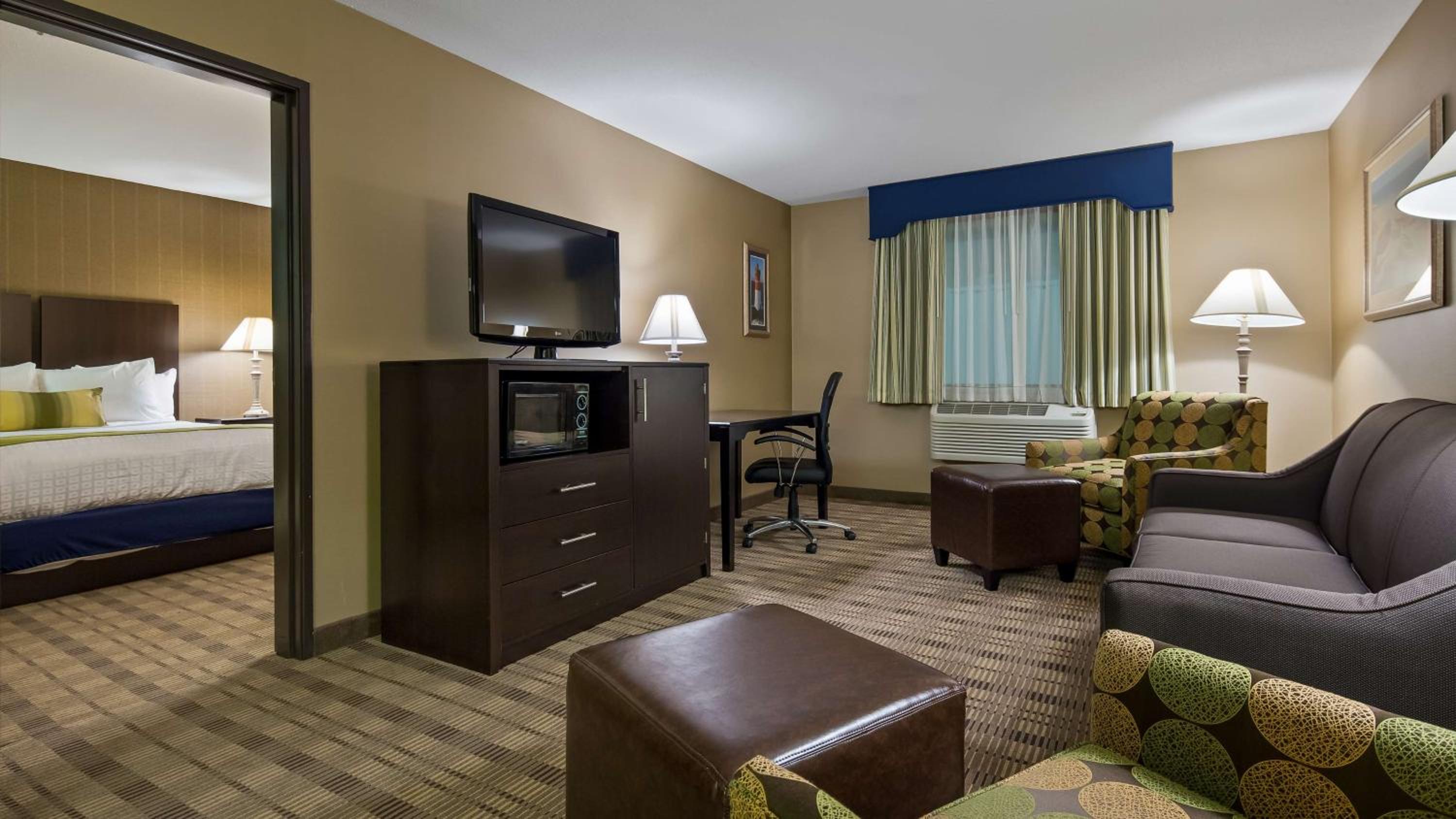 Queen Suite with Two Queen Beds - Non-Smoking - Photo 3