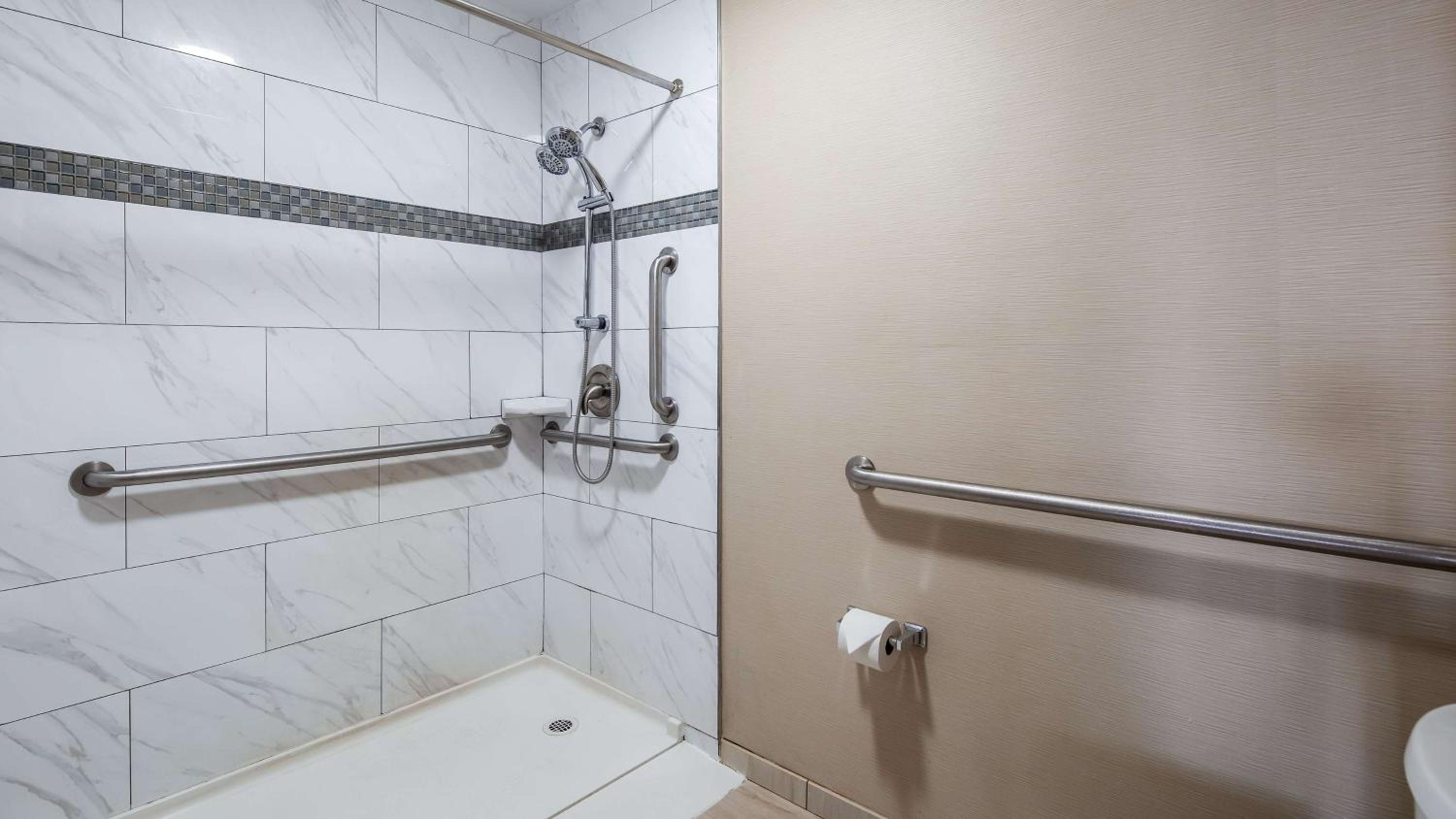 Queen Suite with Two Queen Beds and Roll-In Shower - Mobility Accessible/Non-Smoking - Photo 5