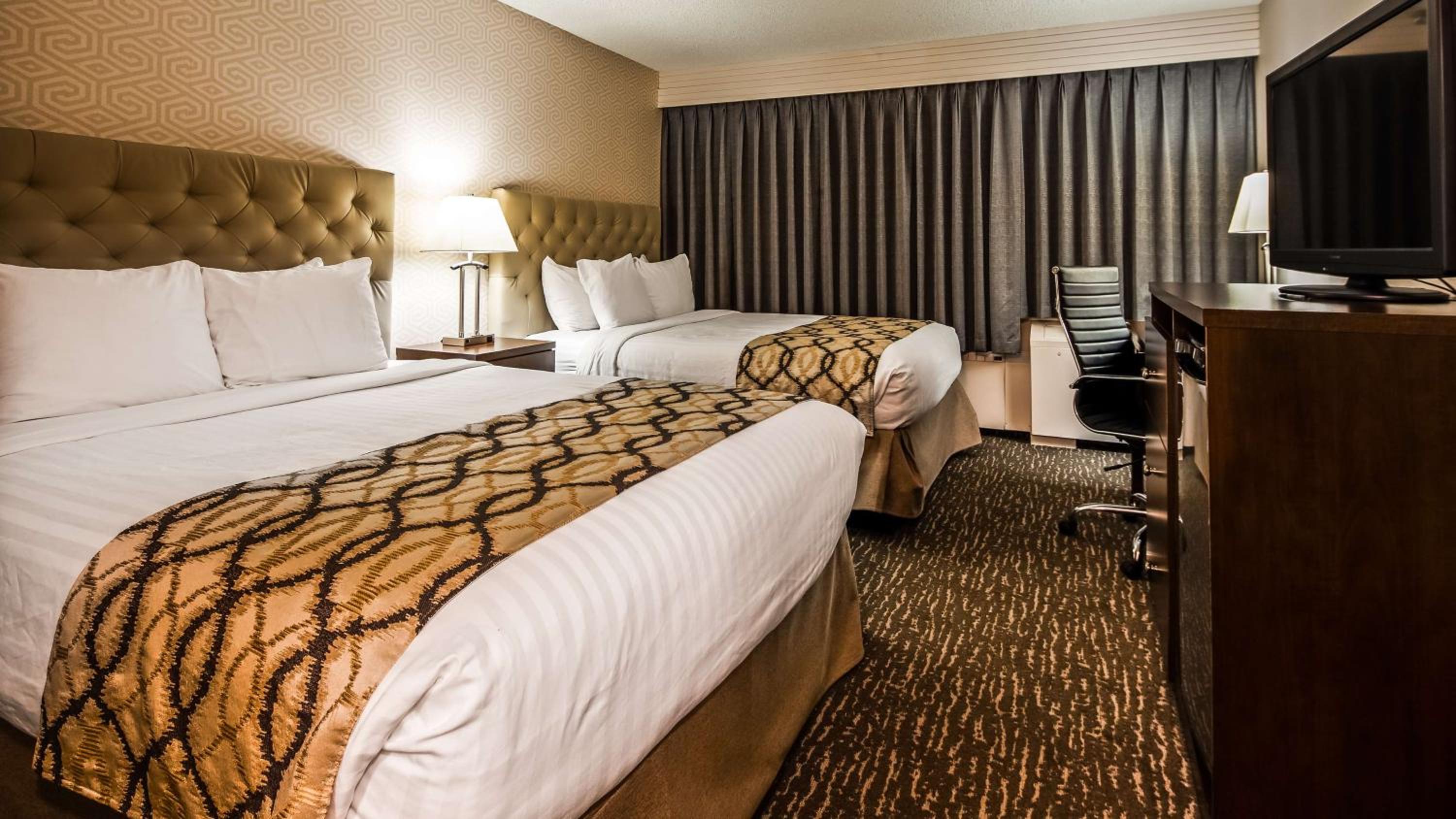 Queen Room with Two Queen Beds - Non-Smoking/Pet Friendly - Photo 4