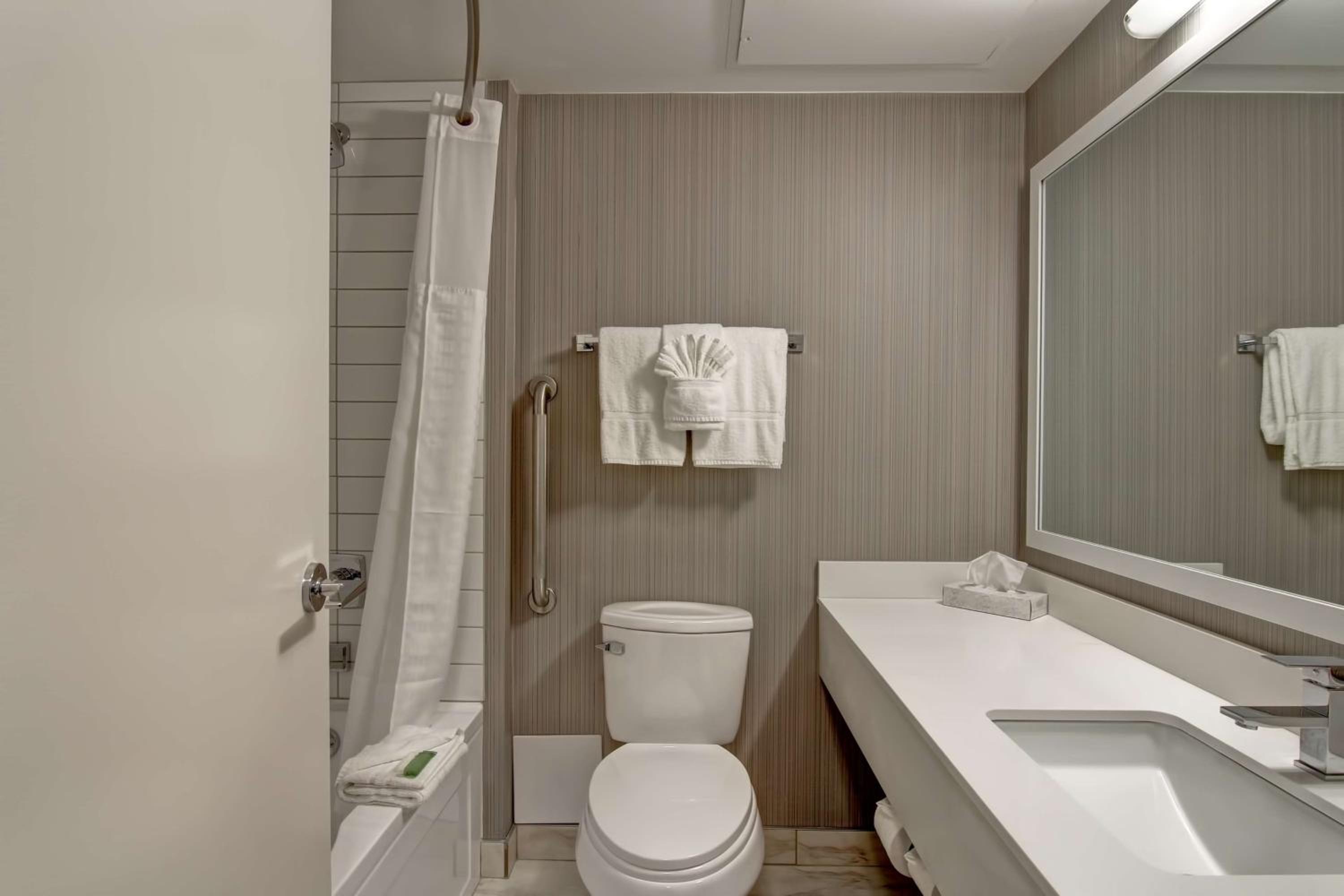 Queen Room with Two Queen Beds - Non-Smoking/Pet Friendly - Photo 2