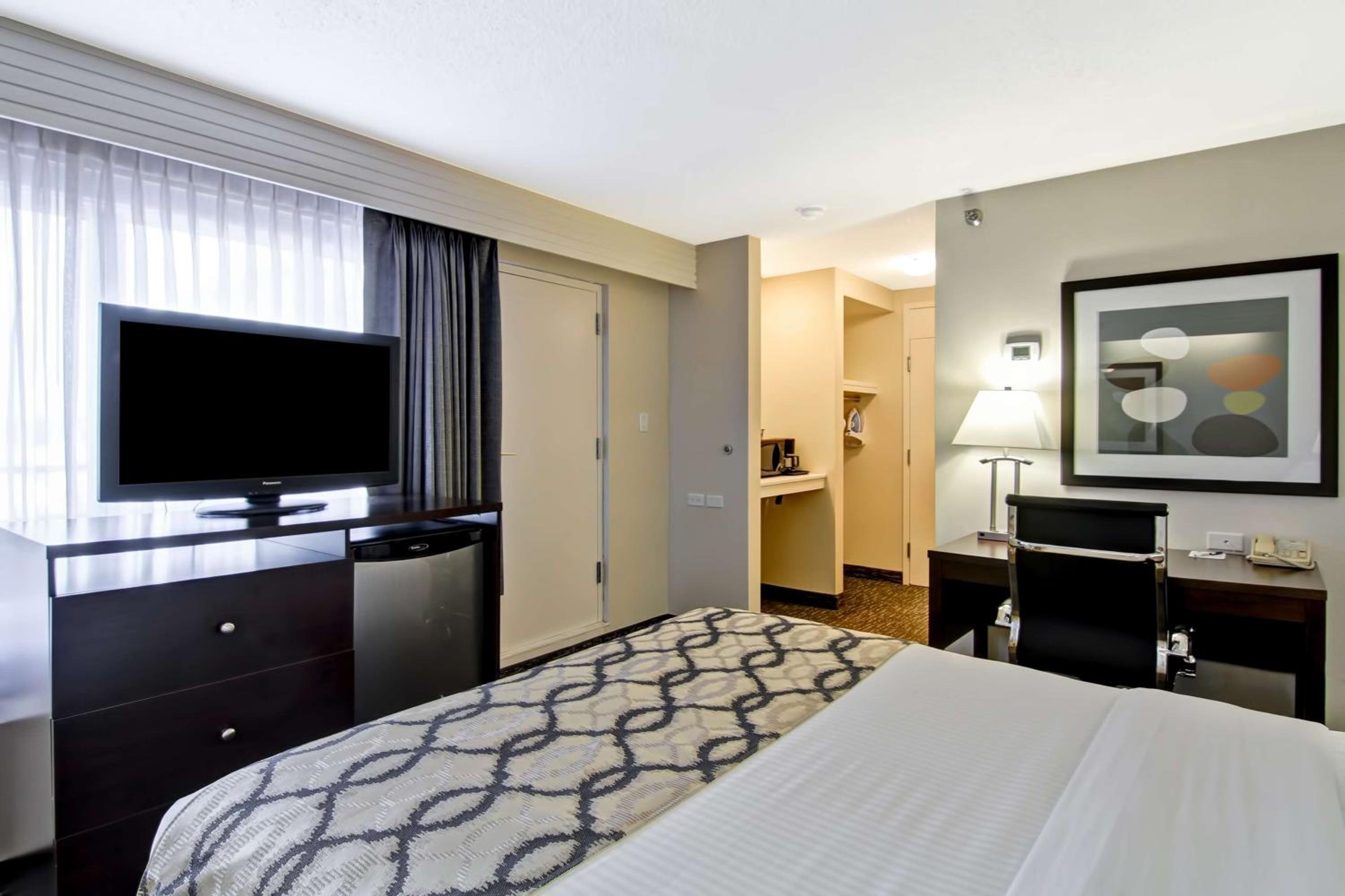 King Room - Non-Smoking - Photo 6