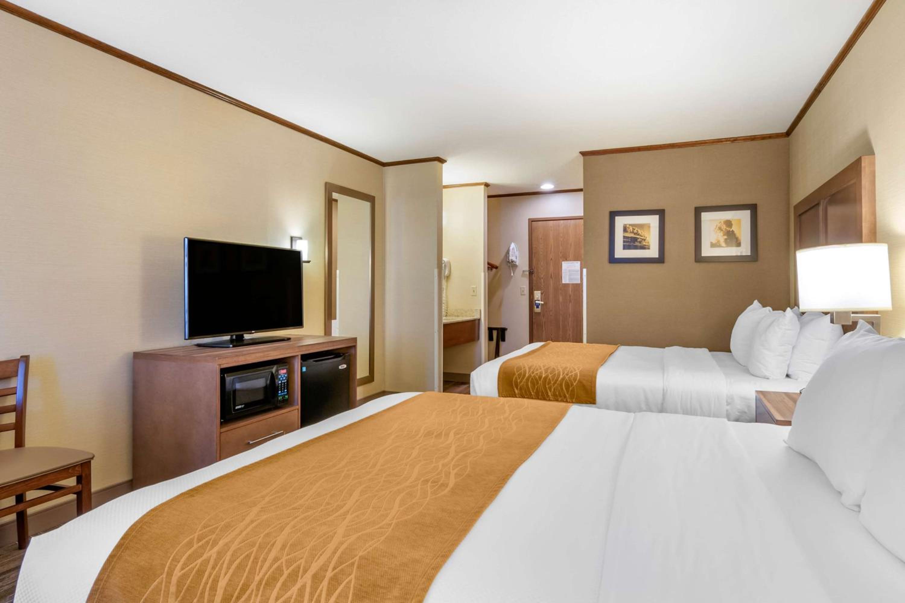 Queen Room with Two Queen Beds - Non-Smoking - Photo 3