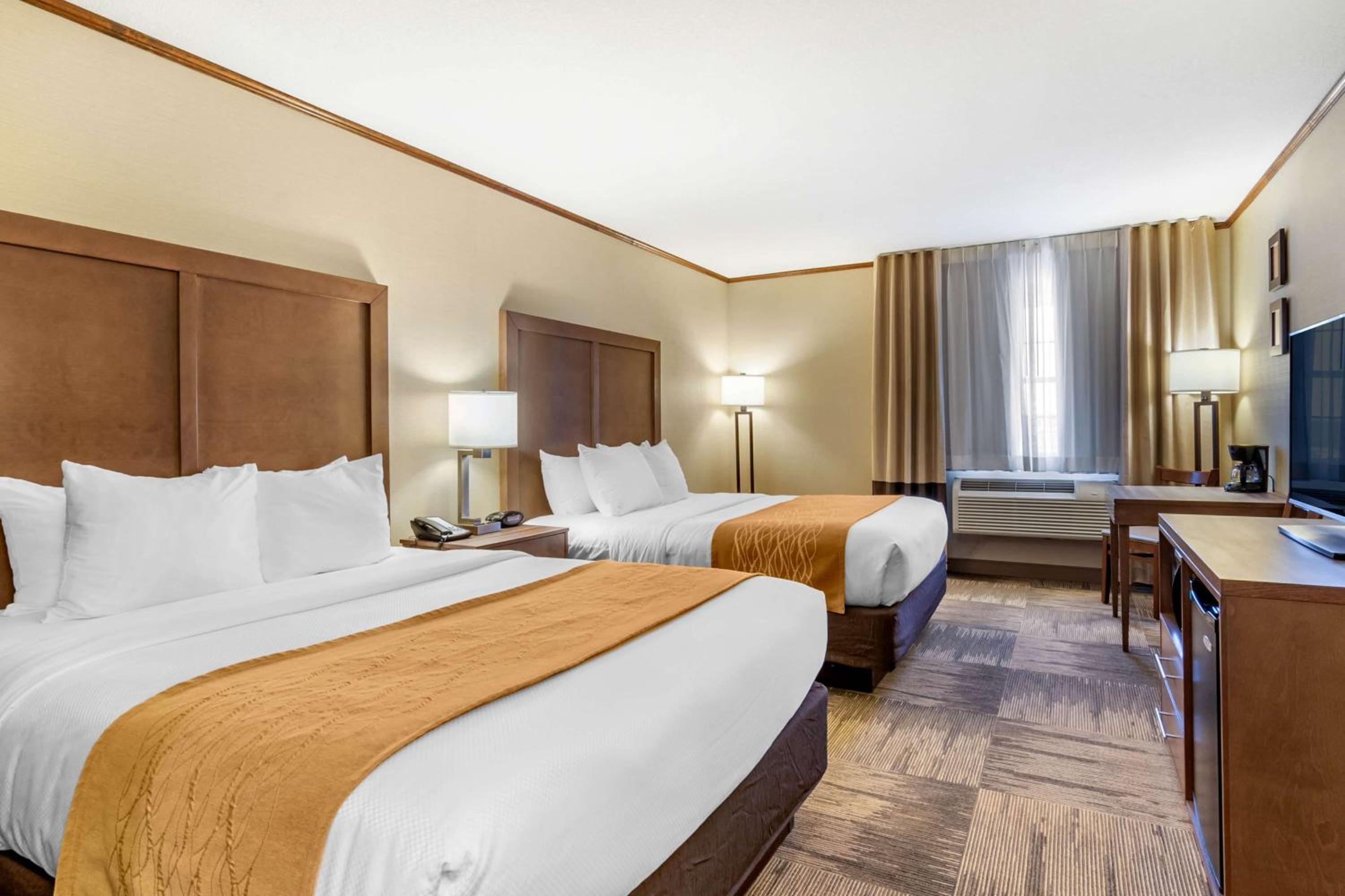 Queen Room with Two Queen Beds - Non-Smoking - Photo 1