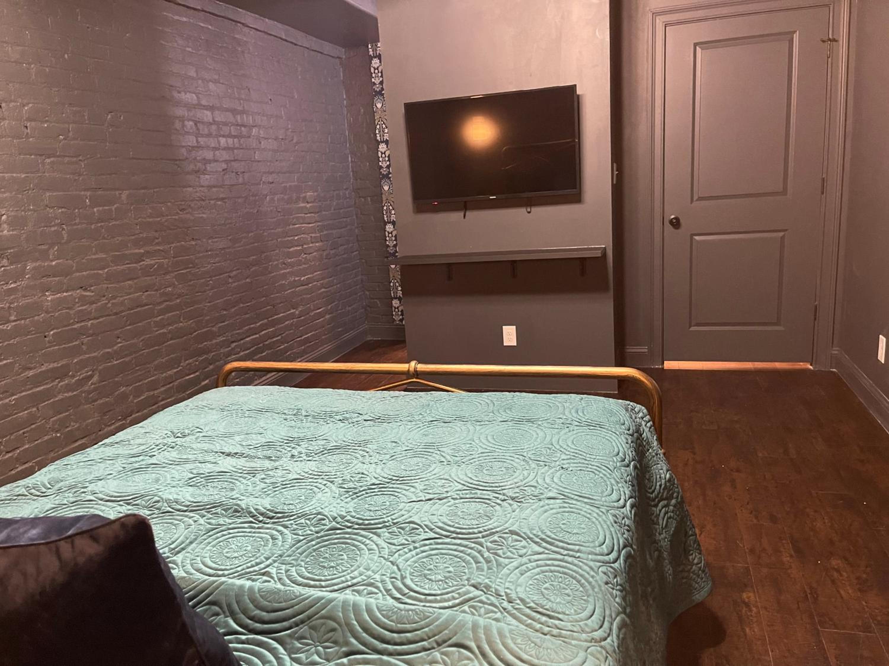 Four-Bedroom House - Photo 21