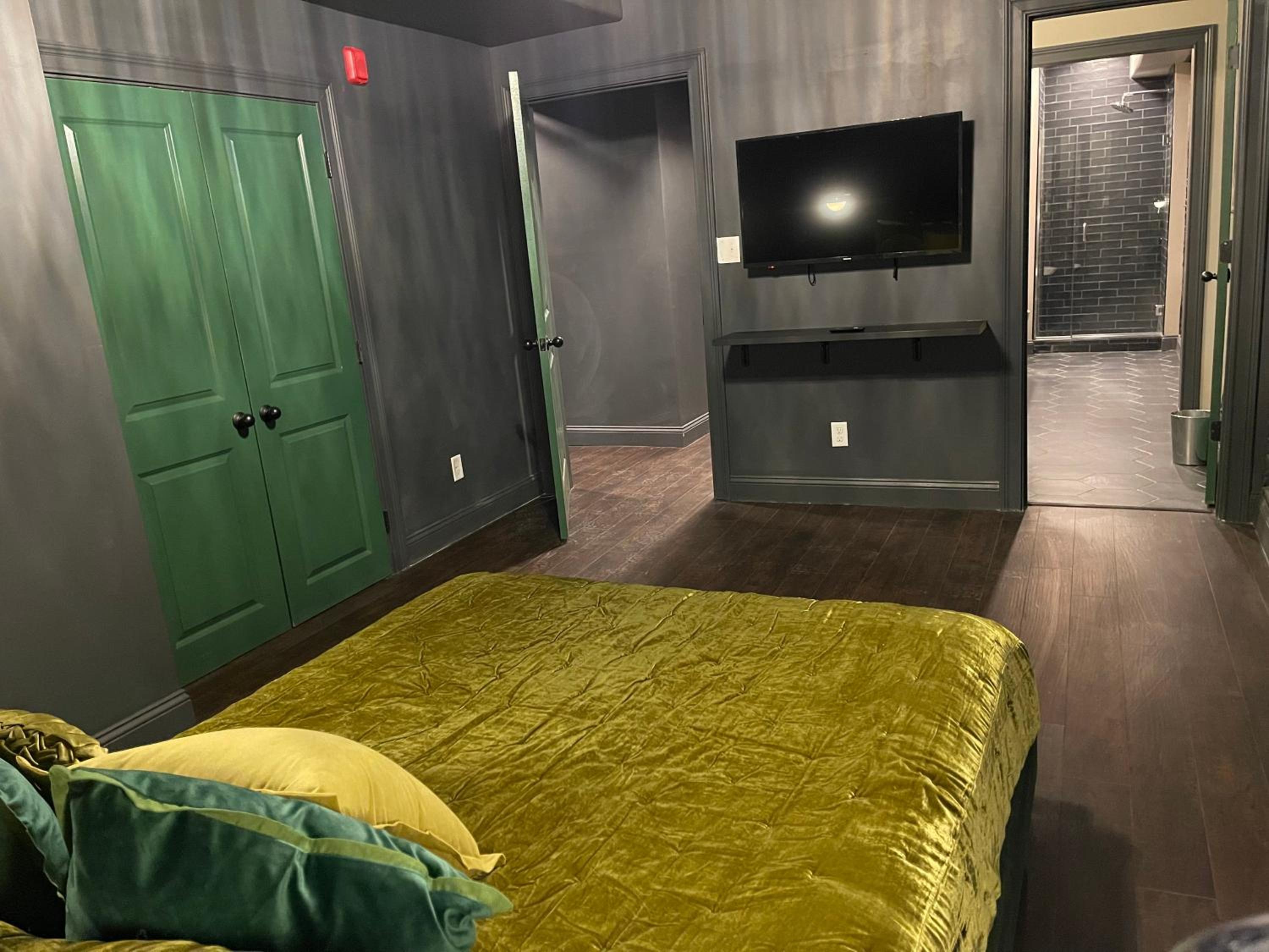 Four-Bedroom House - Photo 22