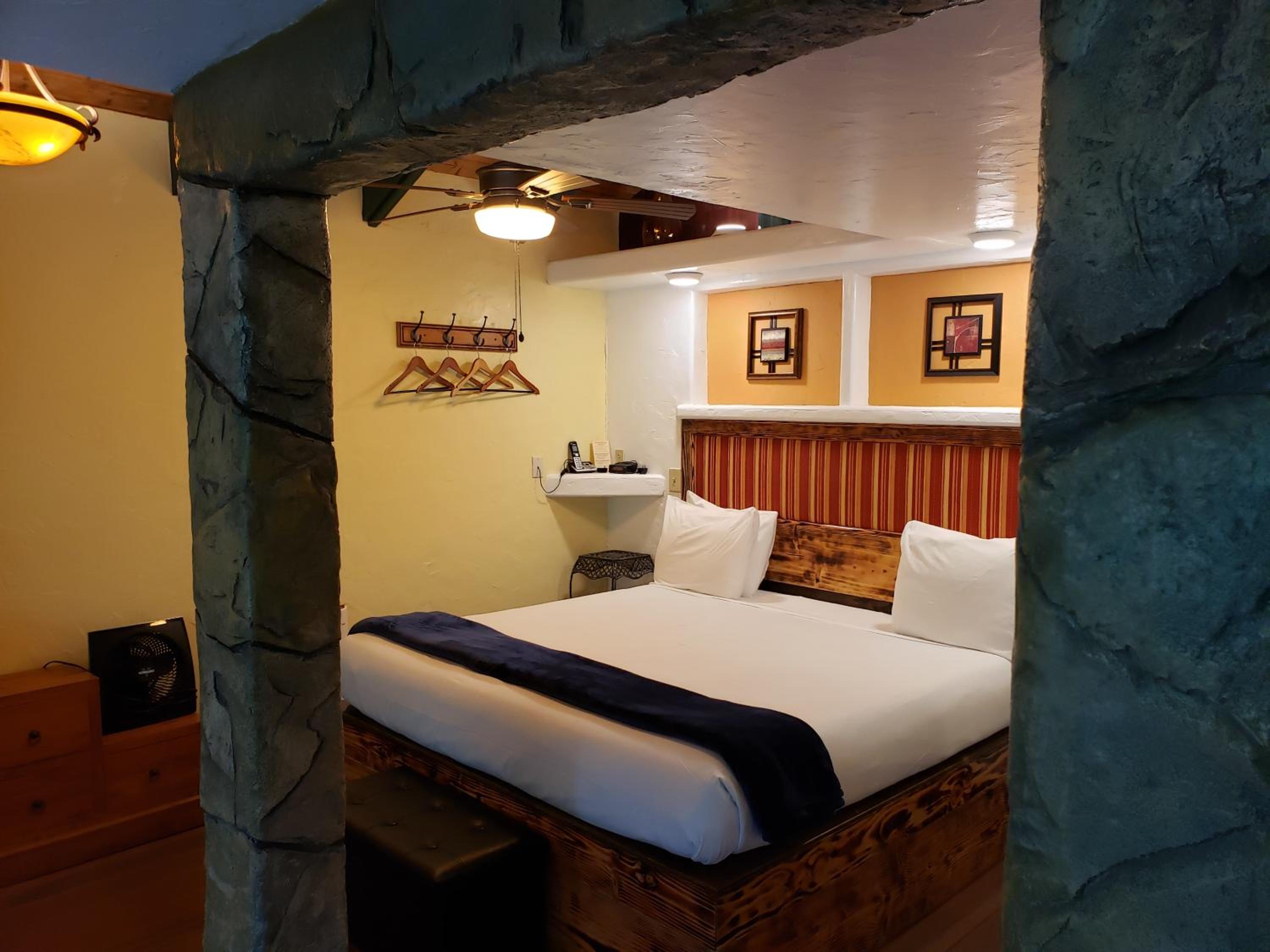 Standard Room, 1 Queen Bed (Chalet Kilauea Hotel) - Photo 66