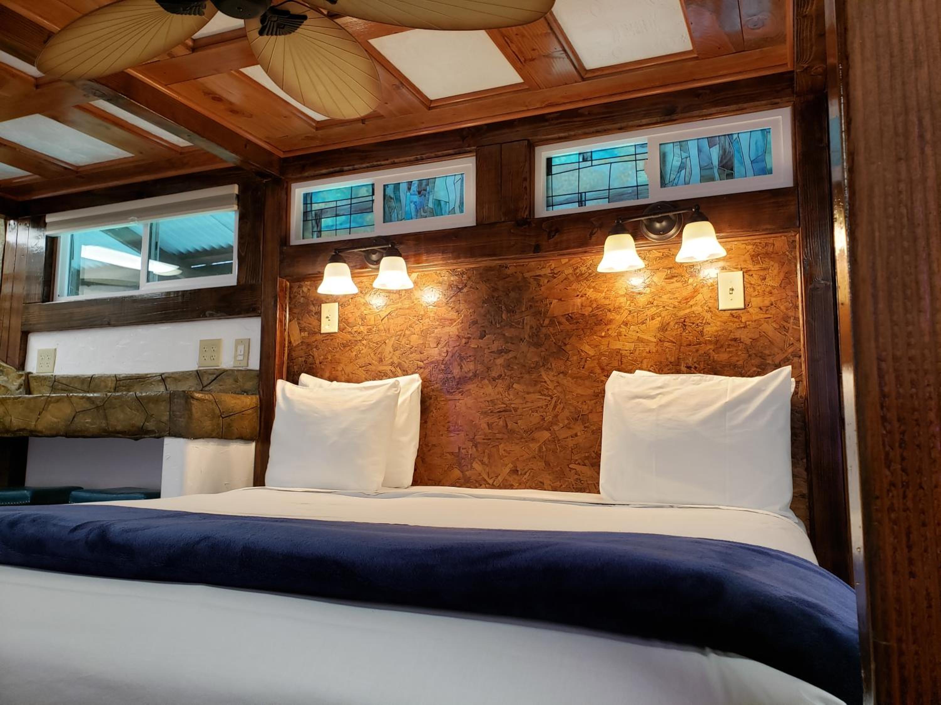 Standard Room, 1 Queen Bed (Chalet Kilauea Hotel) - Photo 16