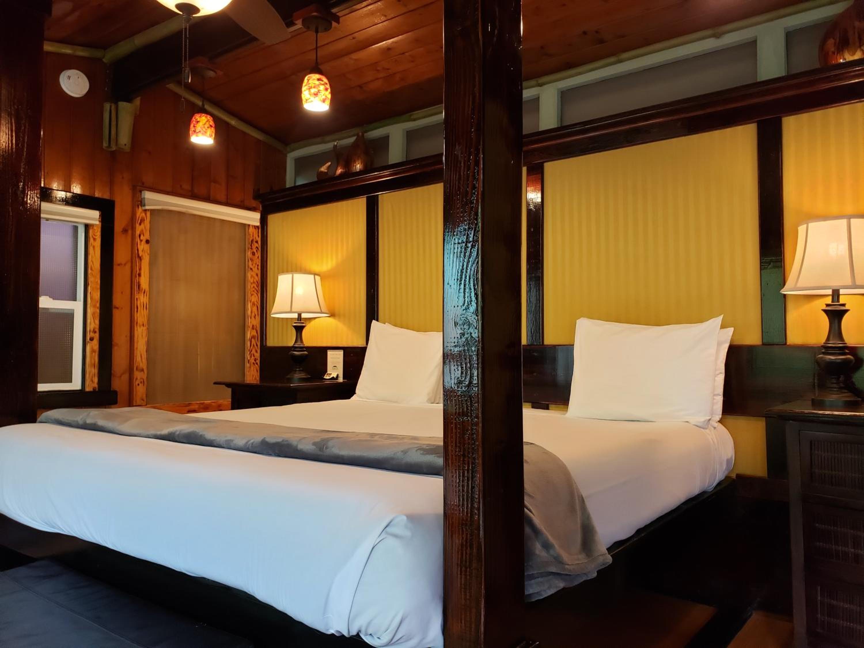 Standard Room, 1 Queen Bed (Chalet Kilauea Hotel) - Photo 18