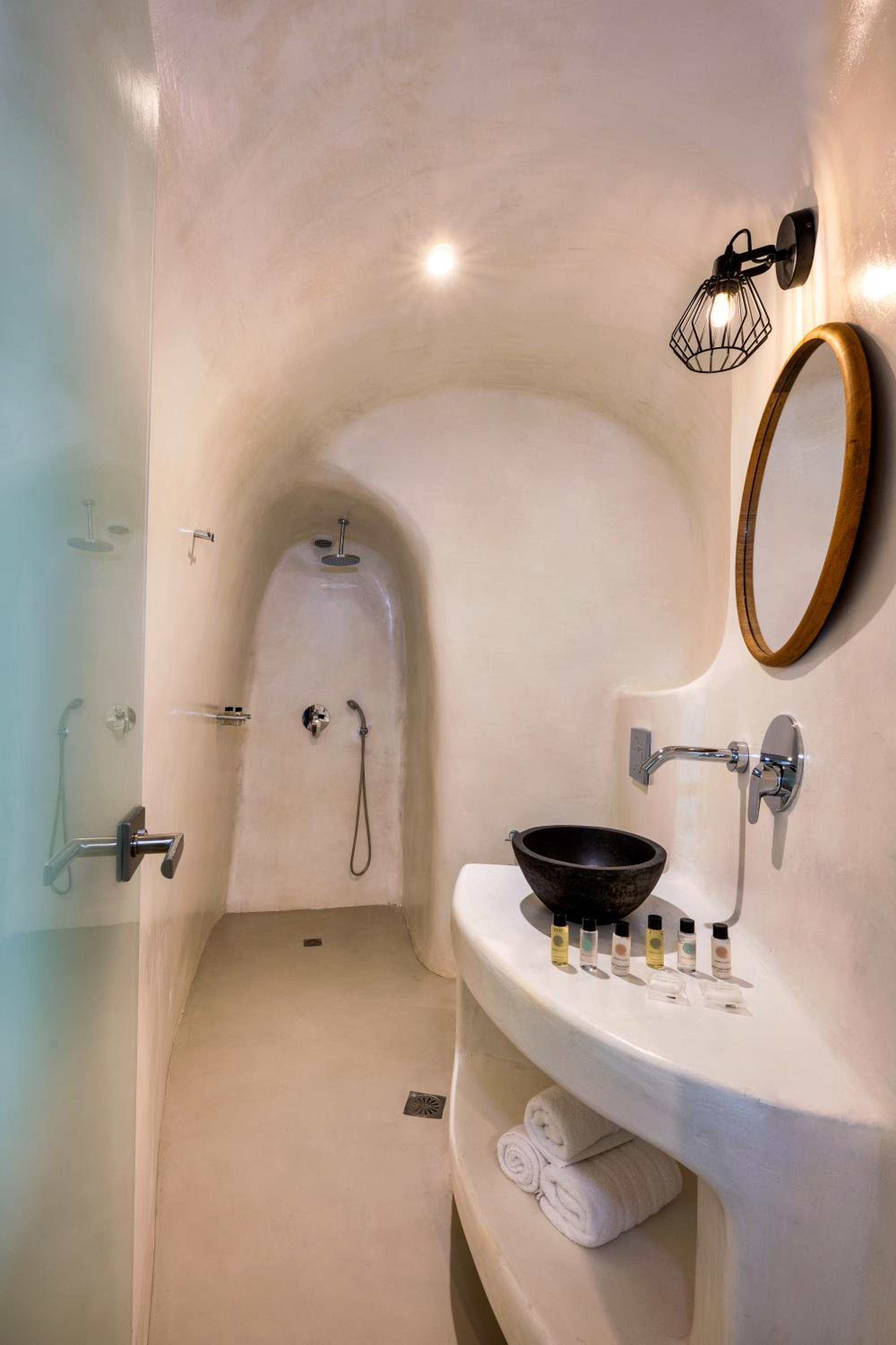 King Suite carved into the rock with indoor hot tub photo 2