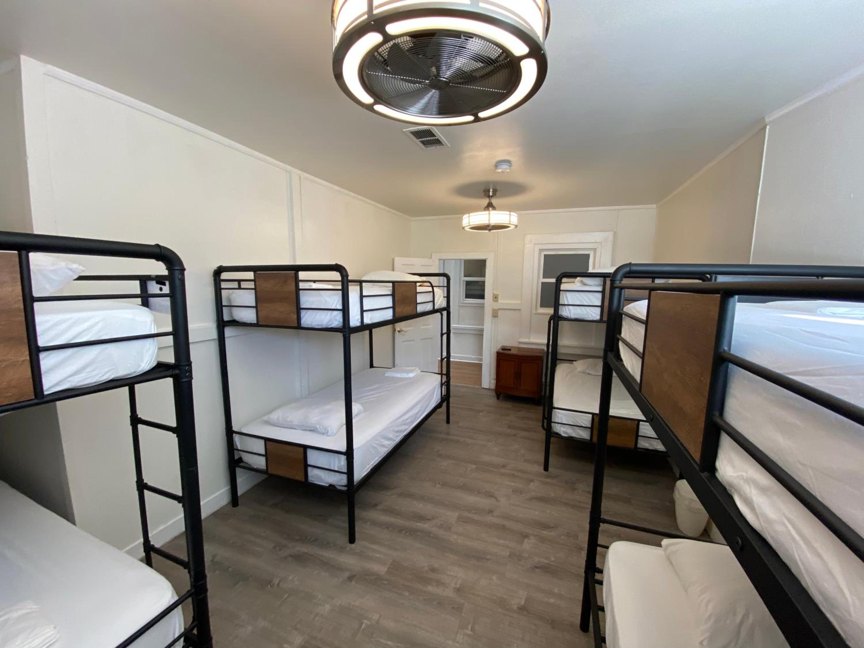 Bed in 8-Bed Mixed Dormitory Room photo 1