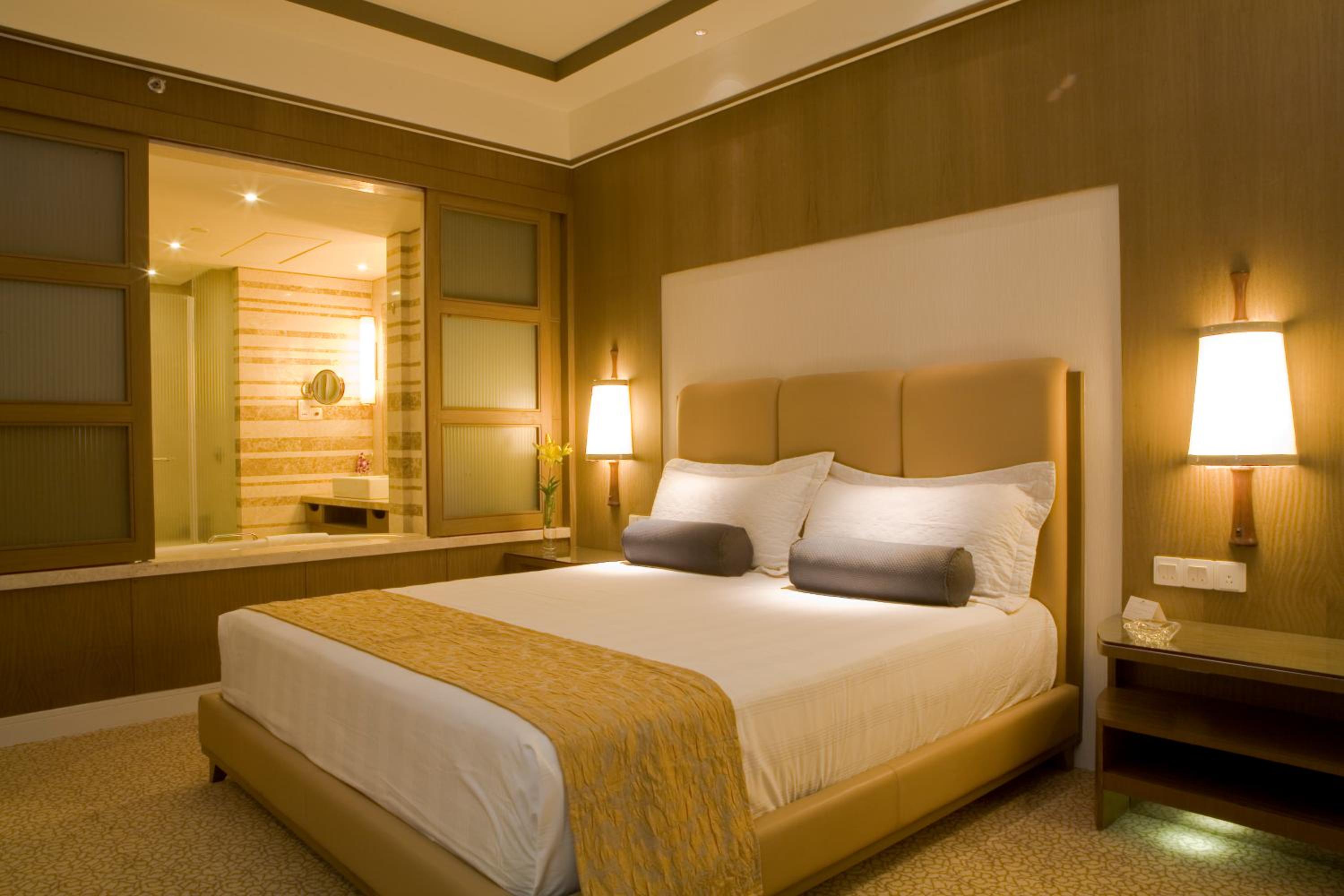 	 Standard King Room - Smoking Offers Buy1Get1 on Premium beverages between 11amto7pm and 15% discount on Food and Soft beverages, SPA and Laundry - Photo 1