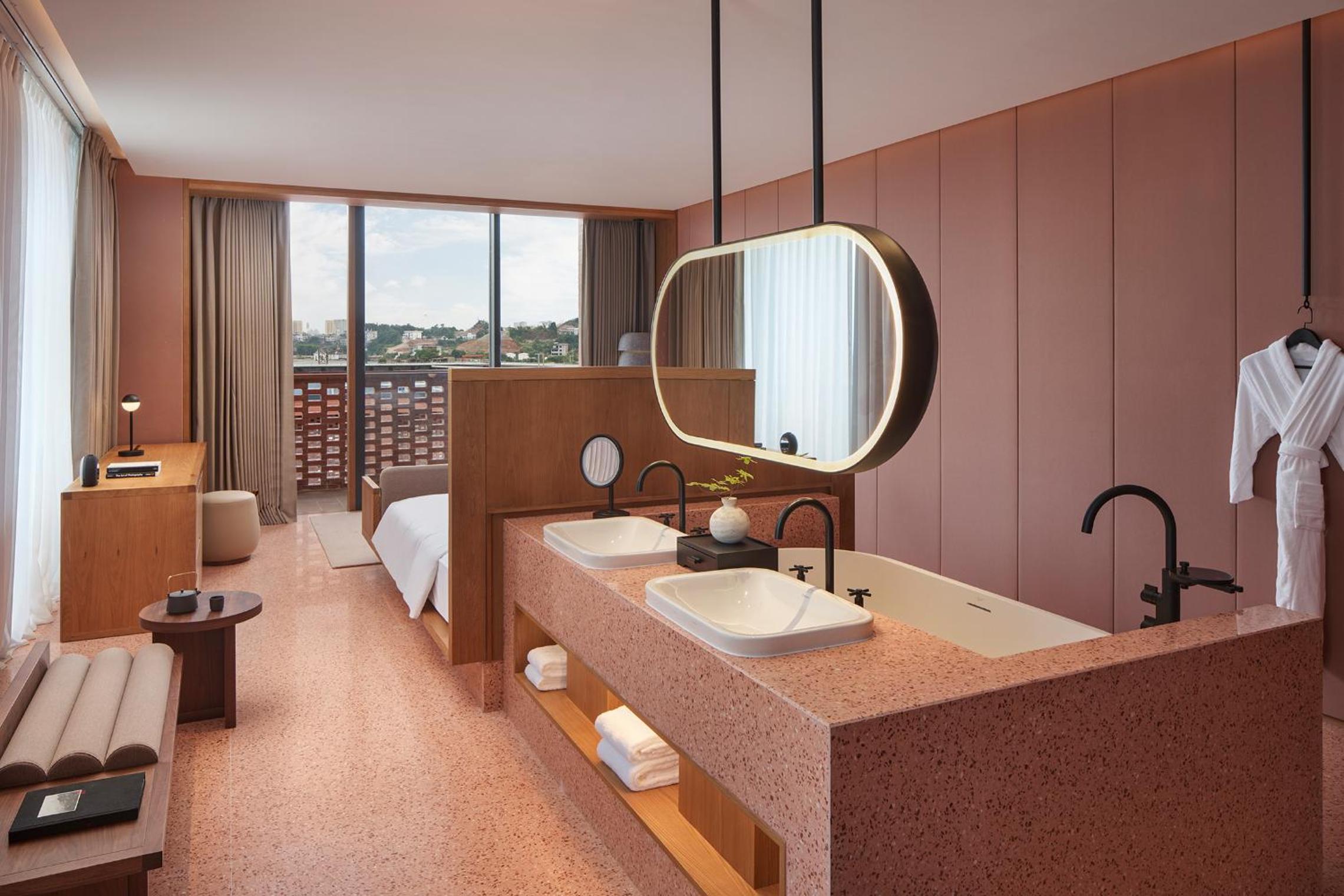Deluxe King Room - Photo 2