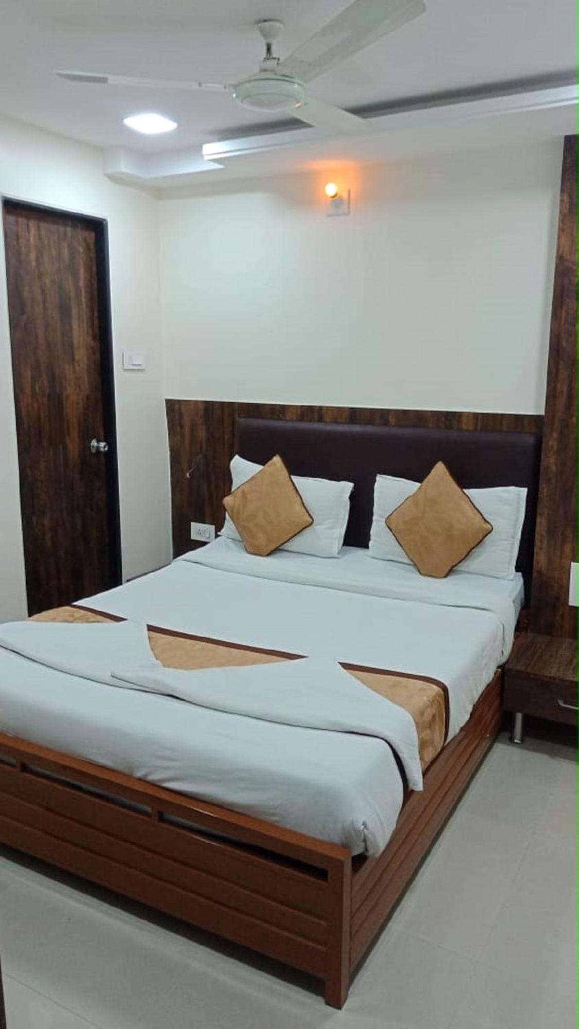 Deluxe Room - Photo 20