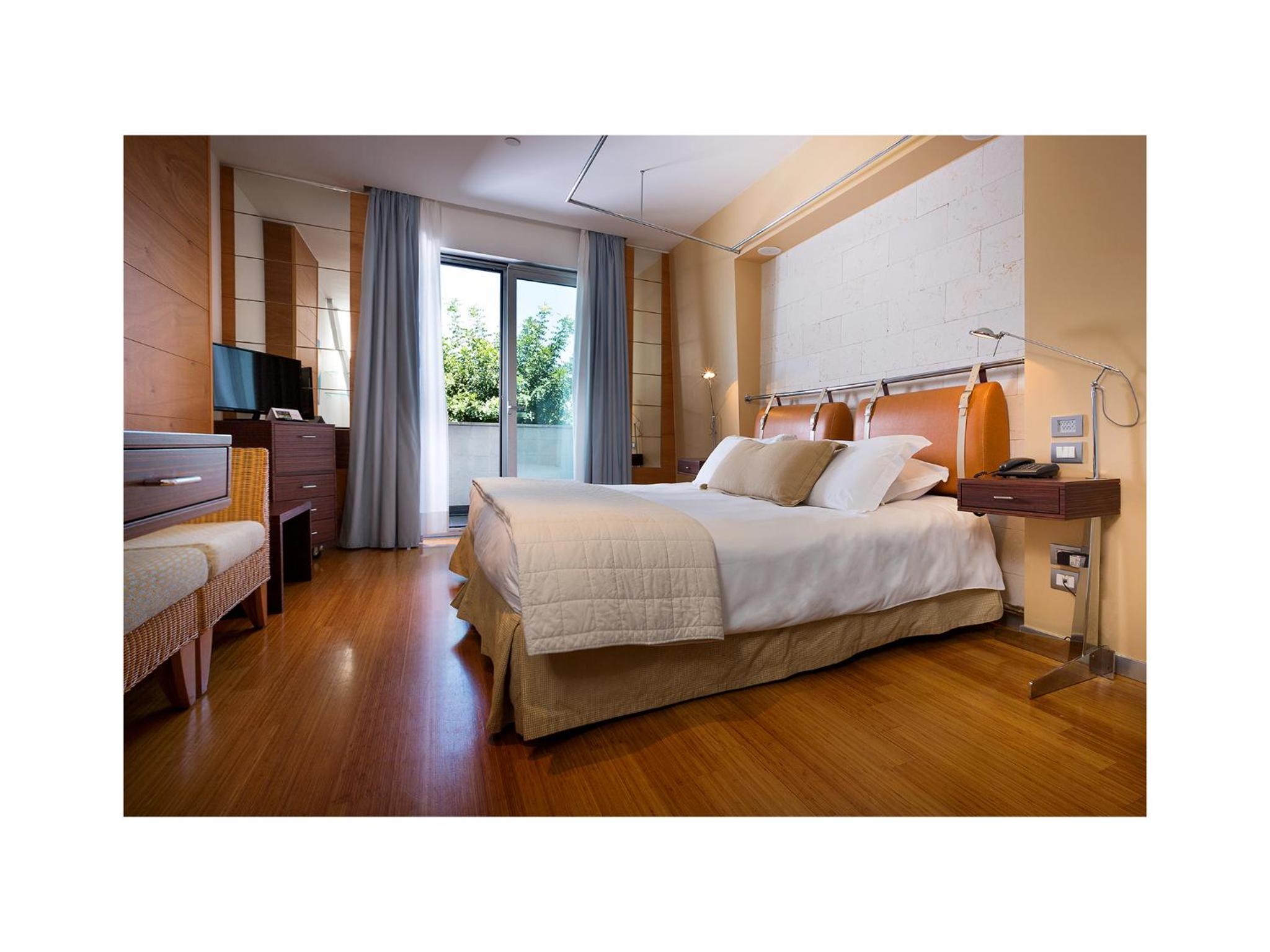 Double or Twin Room with Partial Sea View - Photo 4