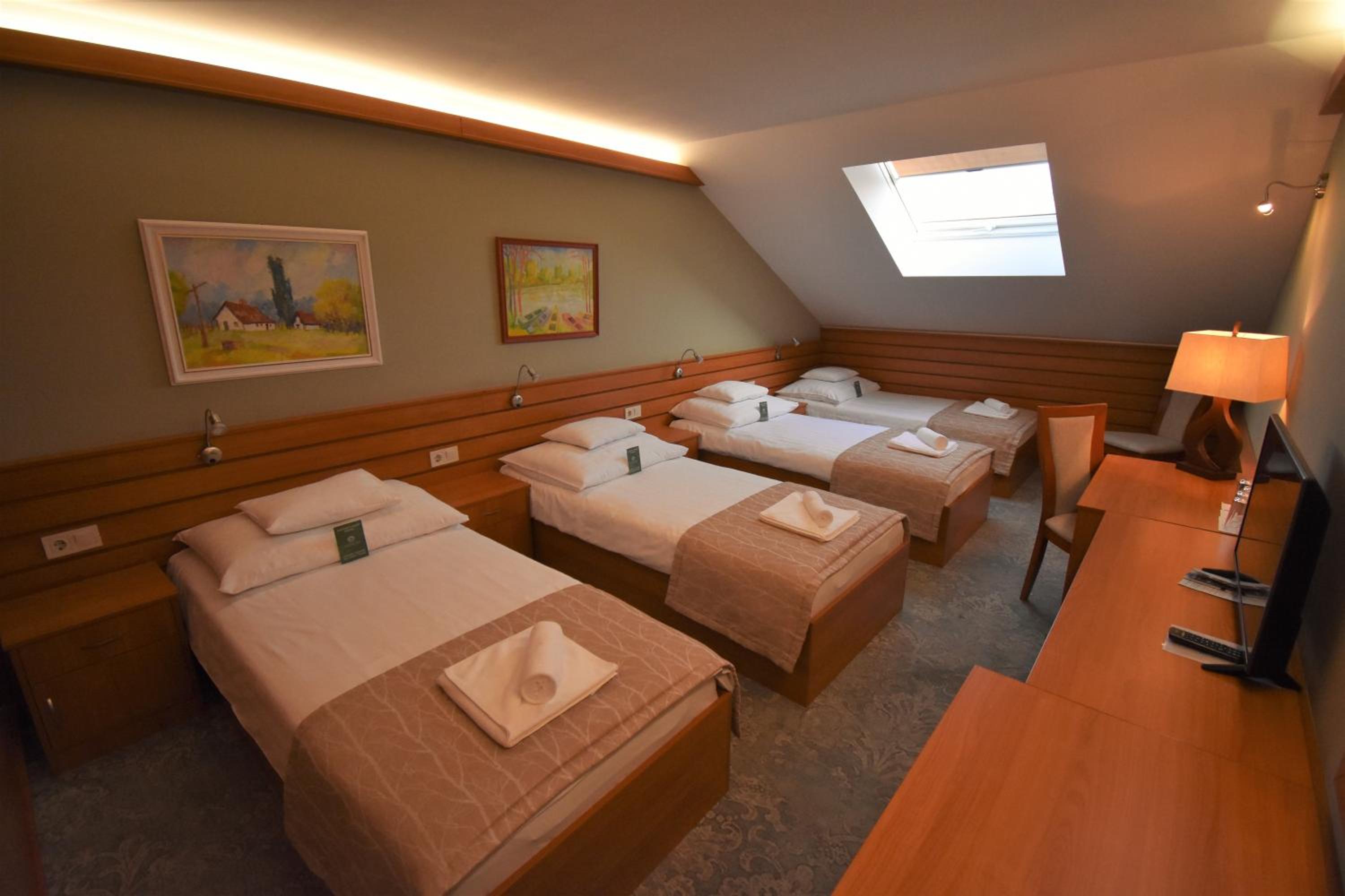 Quadruple Room with Private Bathroom photo 1