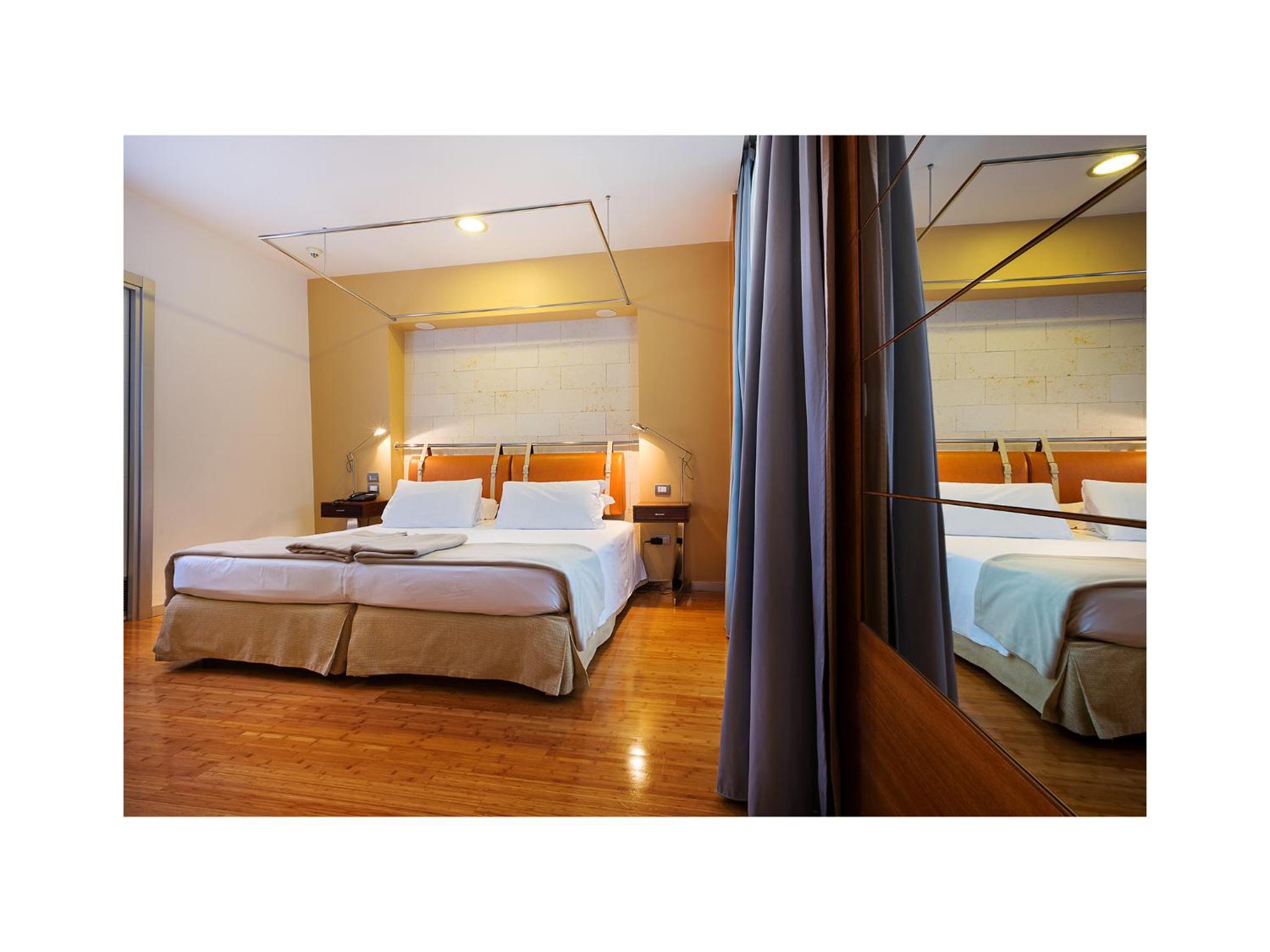 Deluxe Double or Twin Room with Terrace - Photo 2