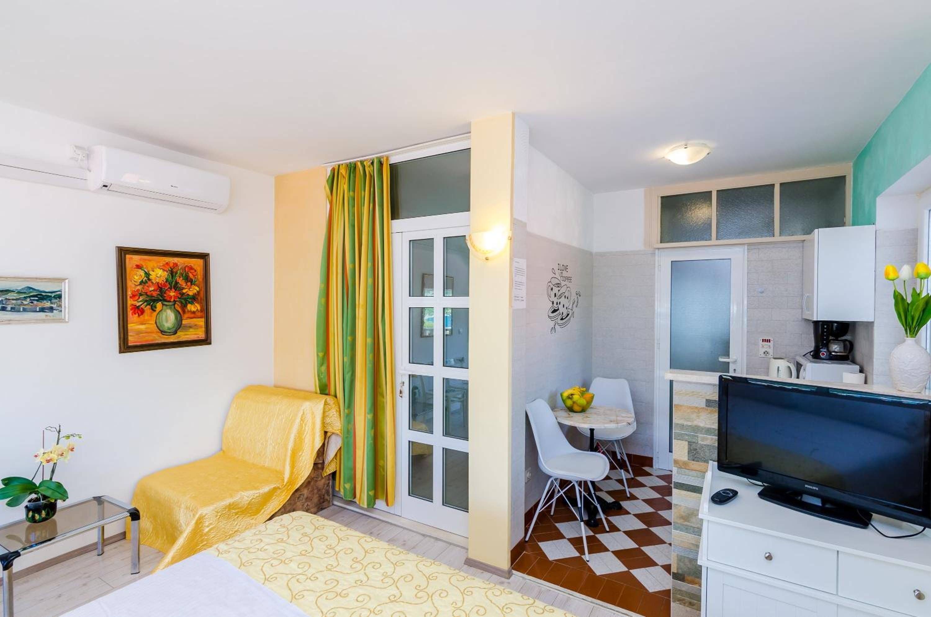 Studio Apartment with Balcony and Sea View