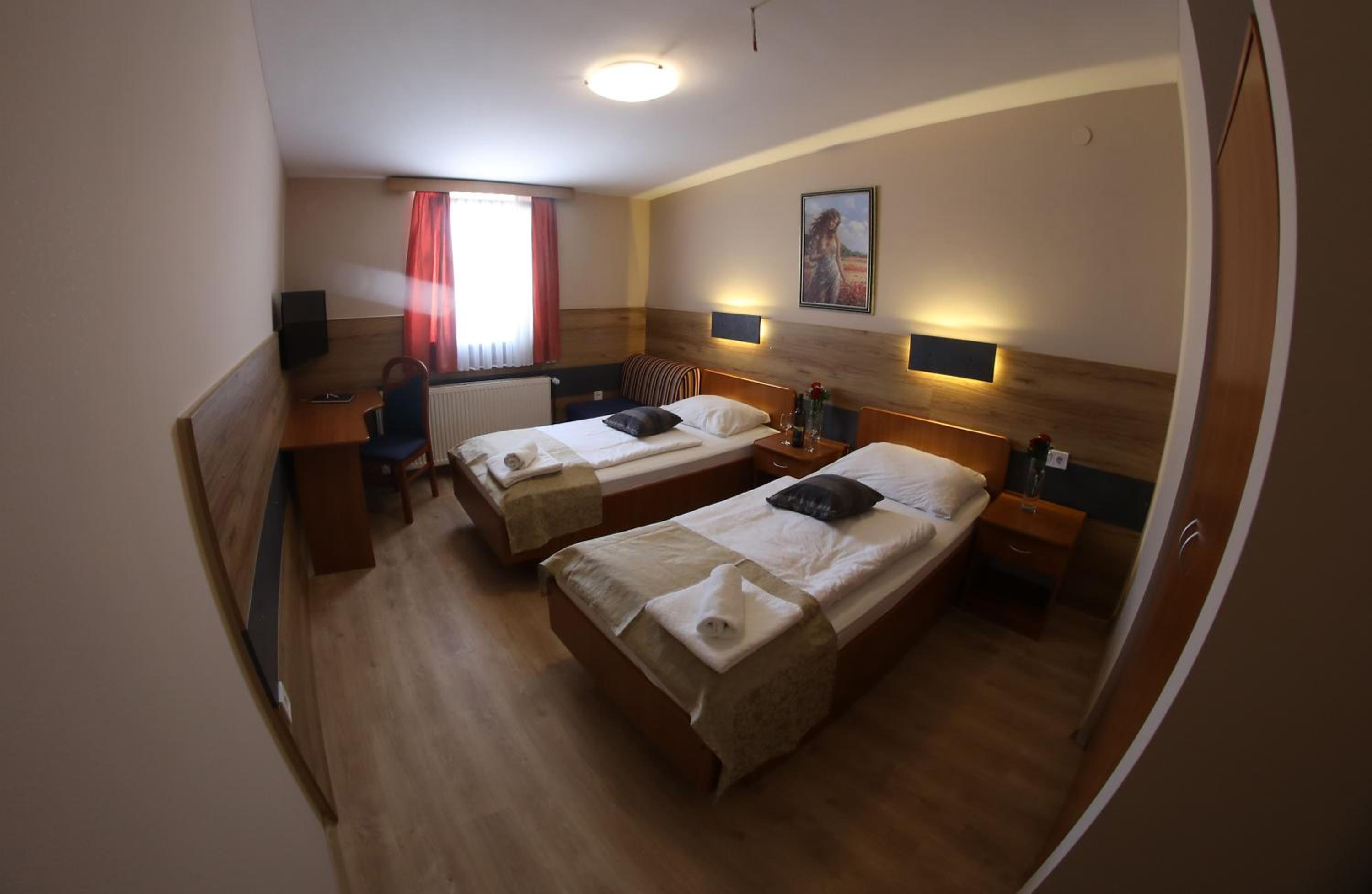 Twin Room - Photo 6