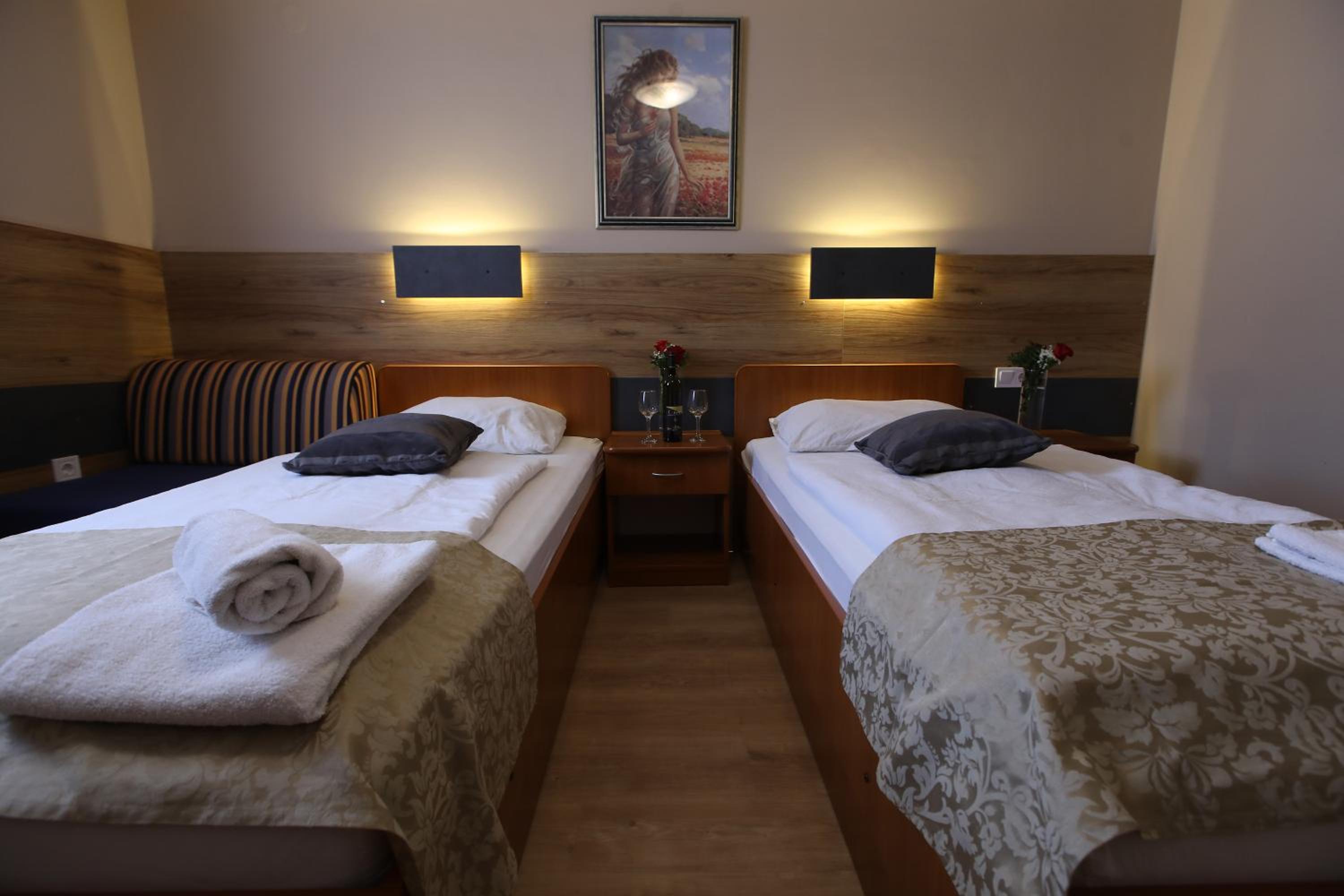 Twin Room - Photo 10