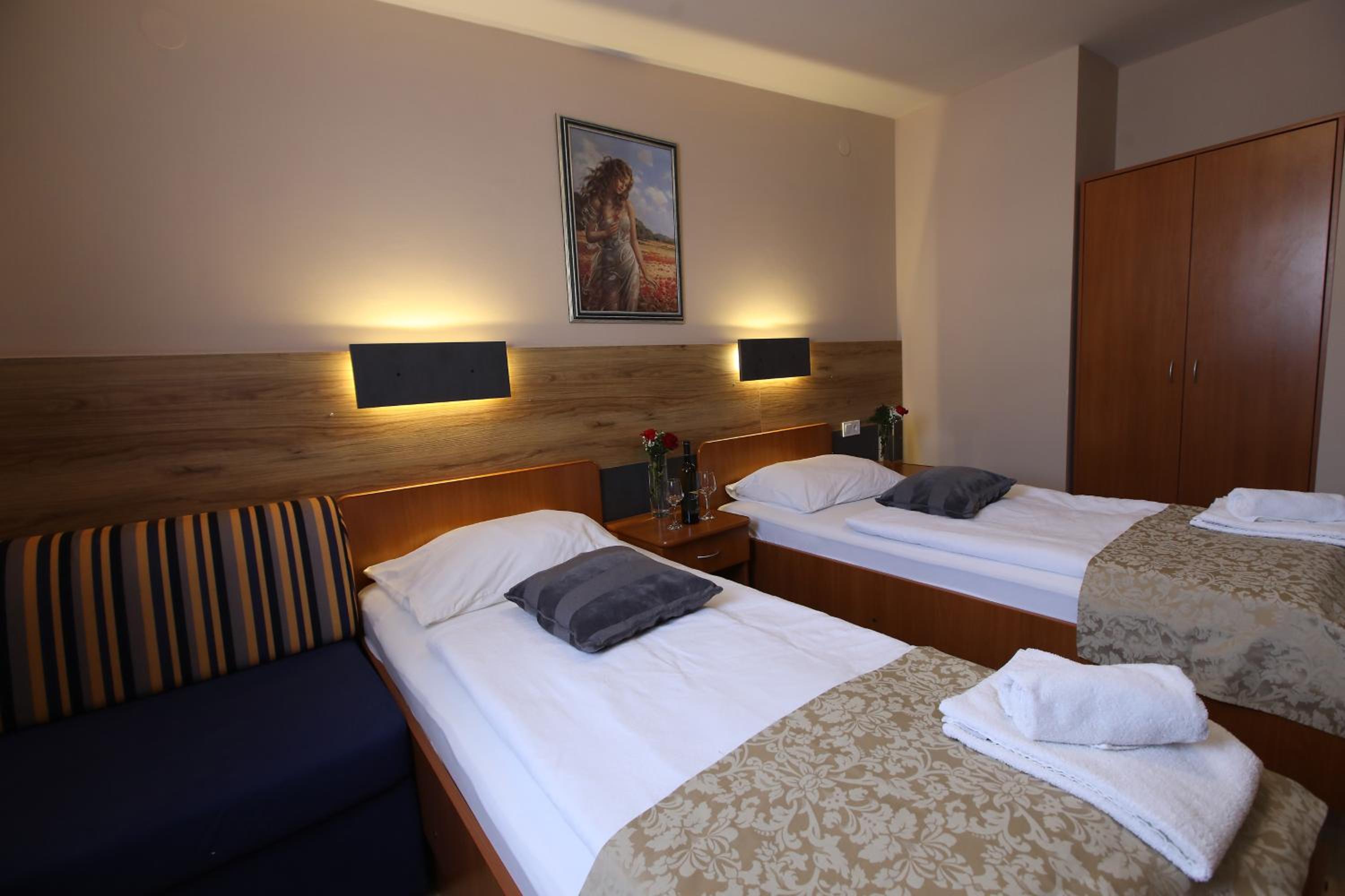 Twin Room - Photo 2