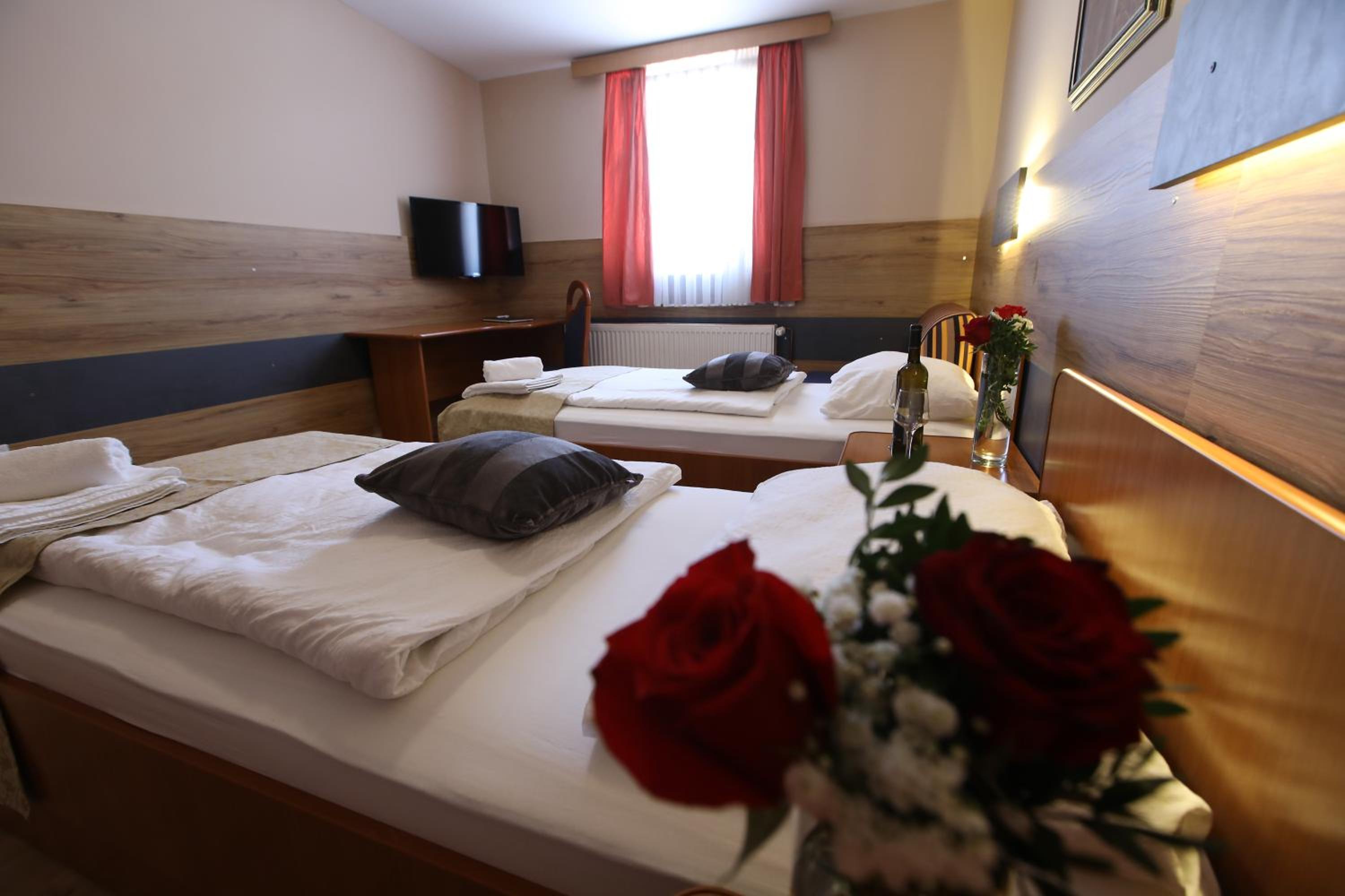 Twin Room - Photo 3
