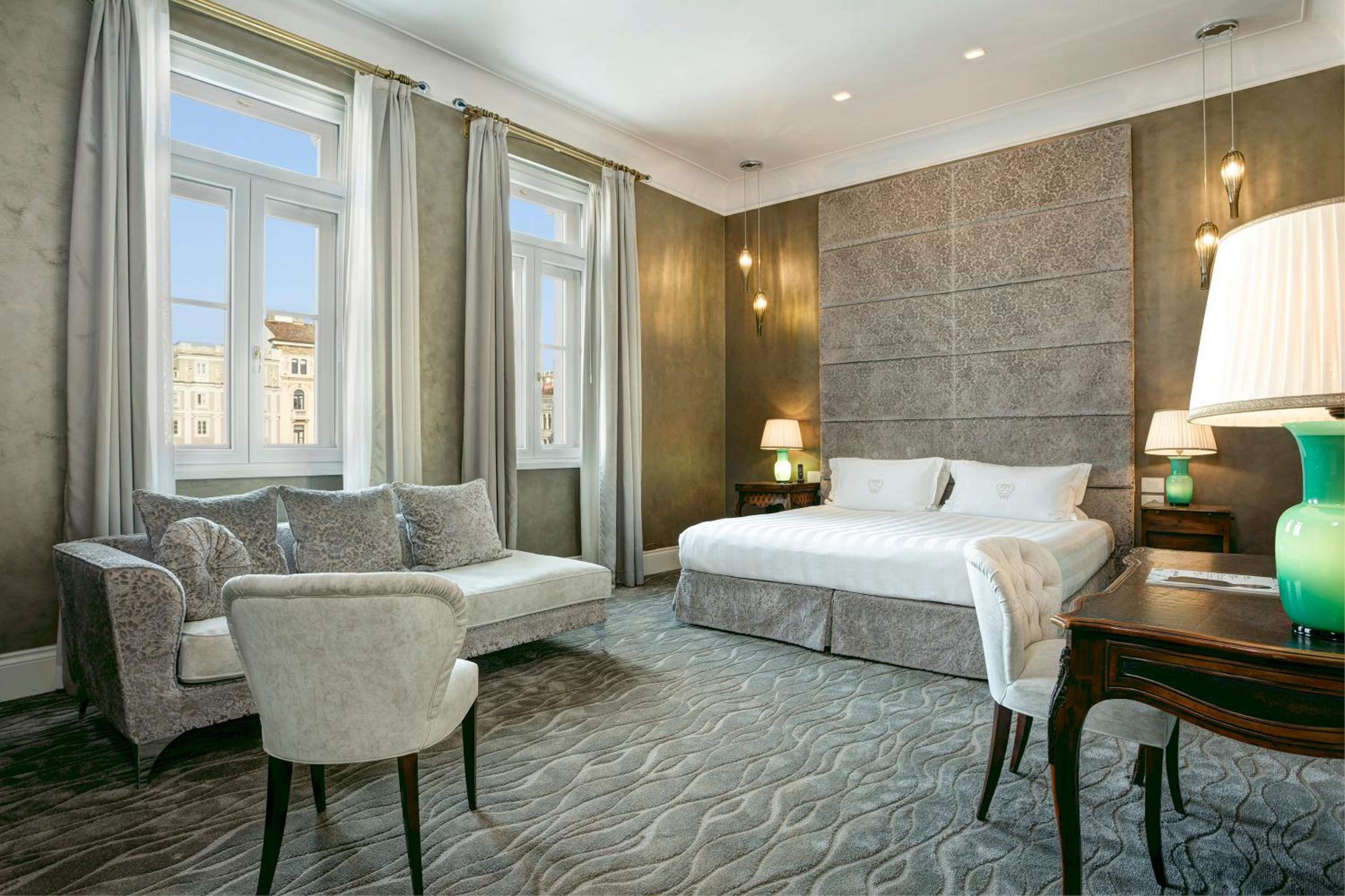 Suite Prestige with Square View - Photo 13