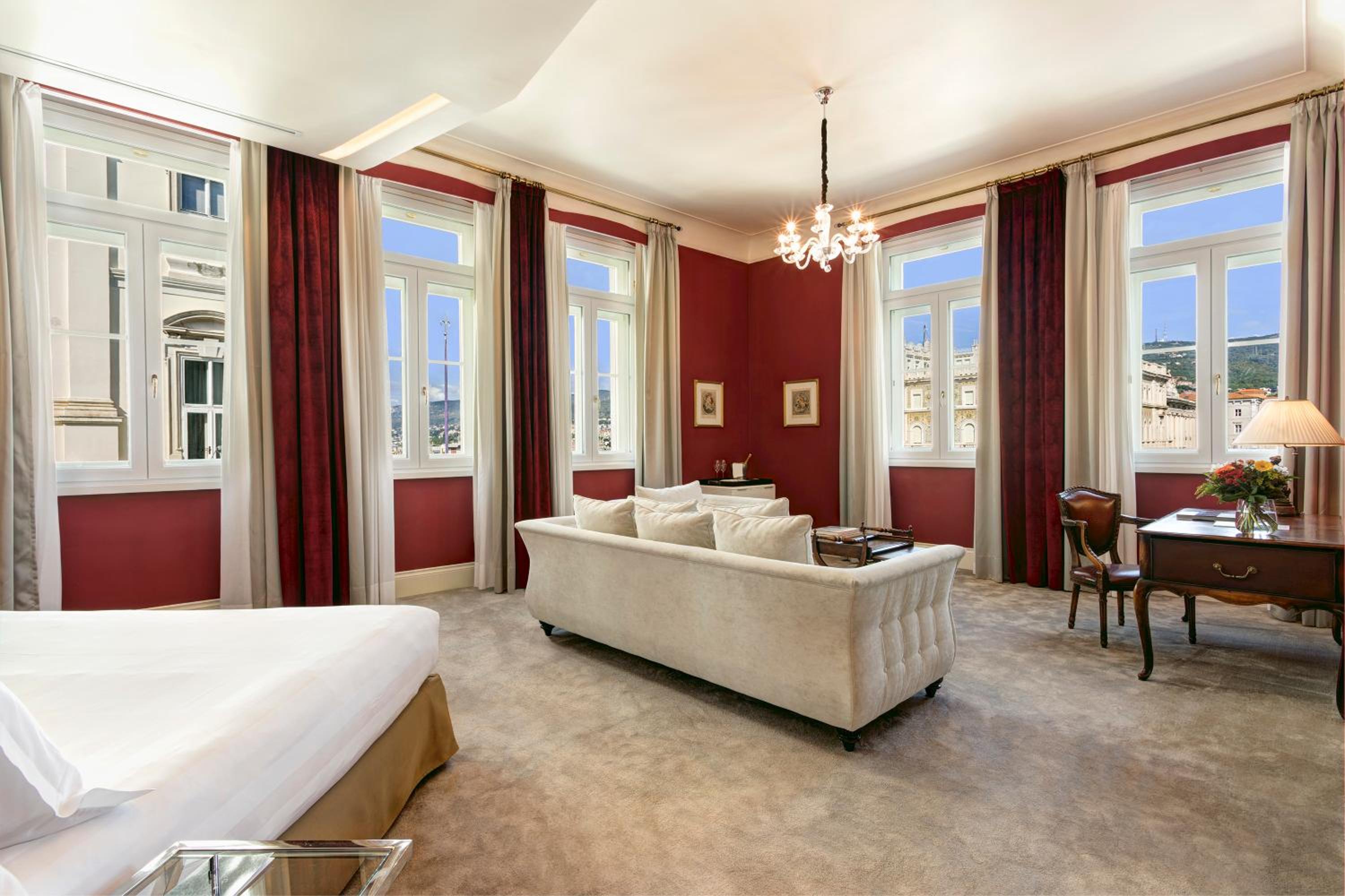 Suite with Square View - Photo 13