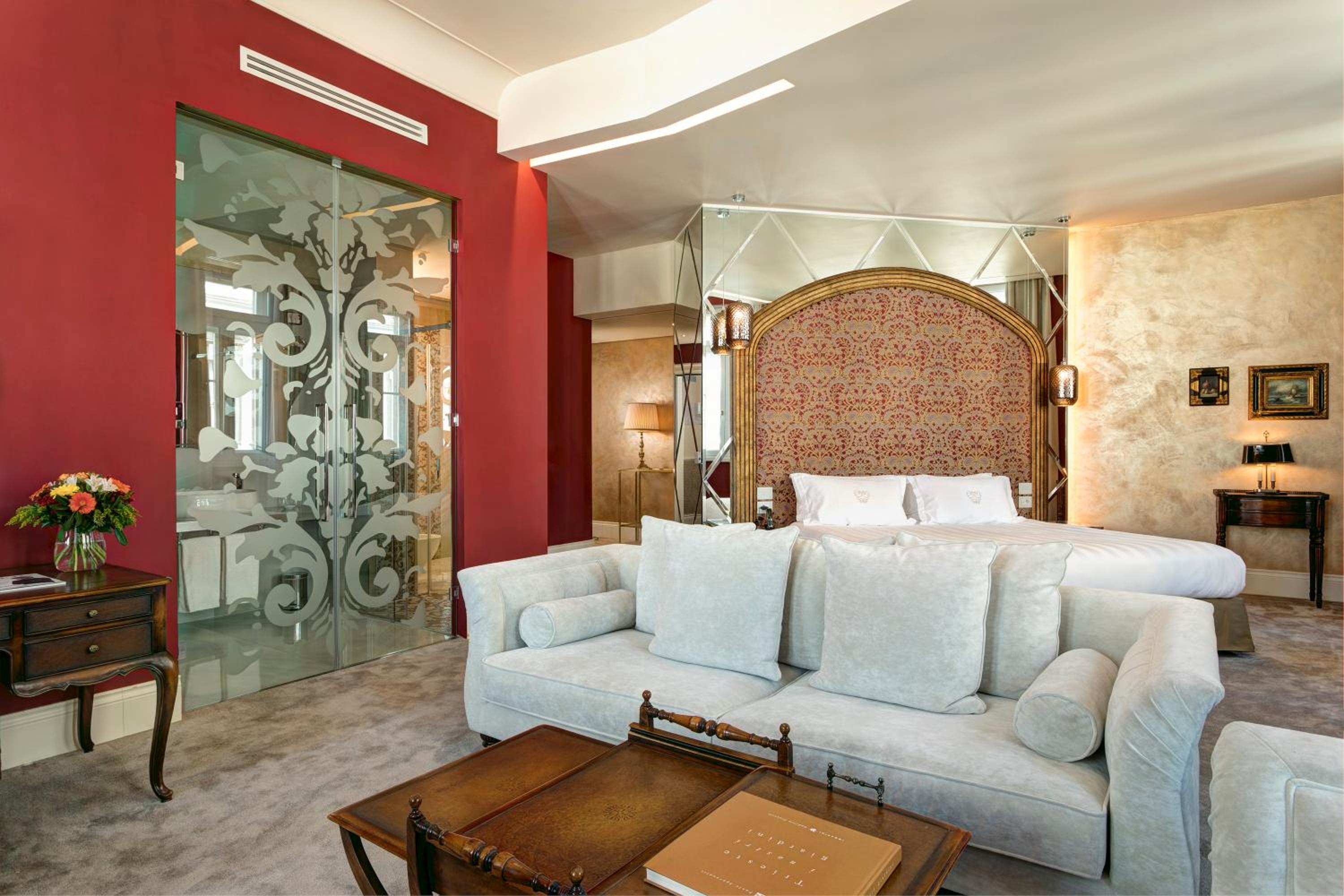 Suite with Square View - Photo 12