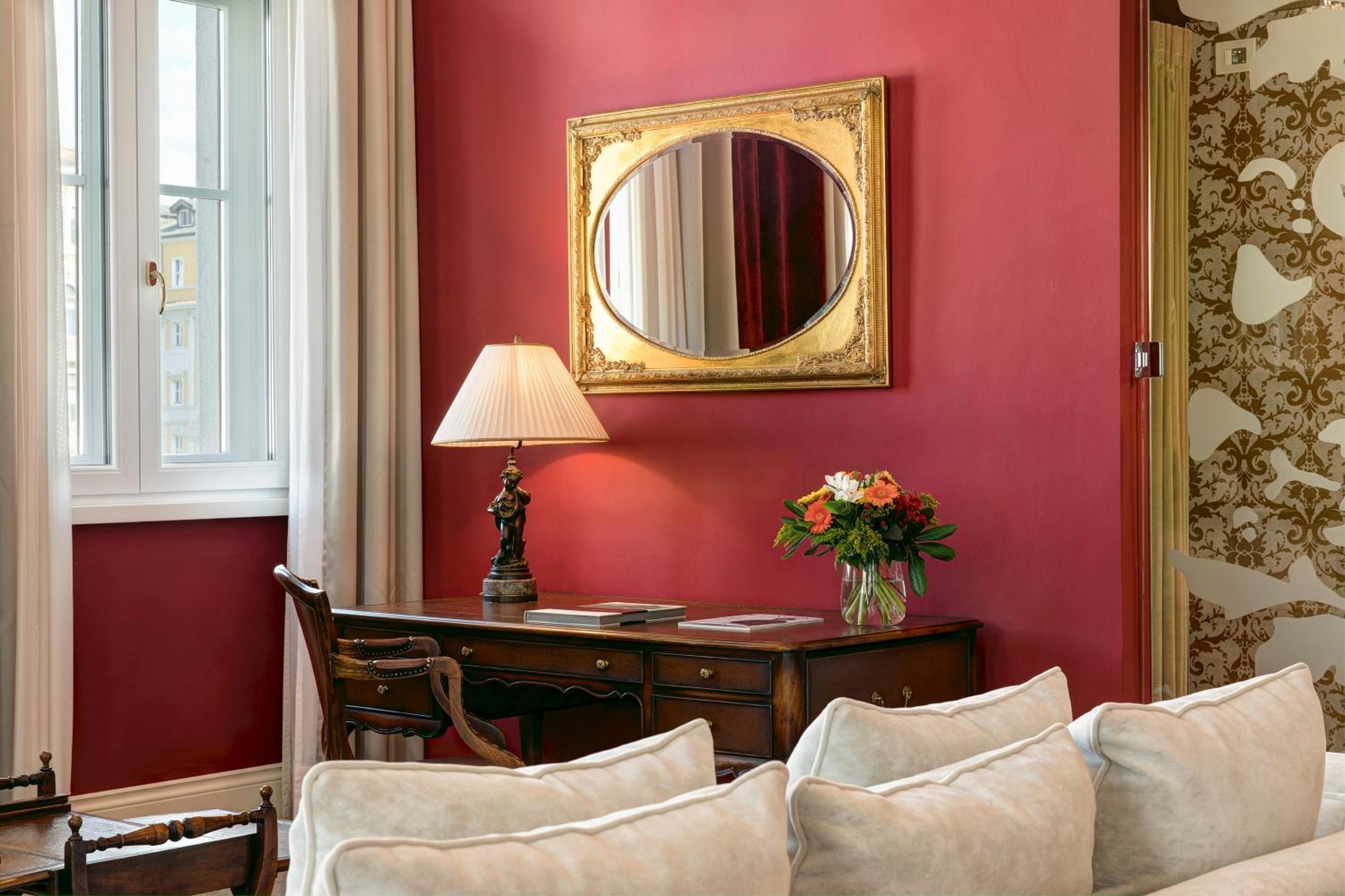 Suite with Square View - Photo 14