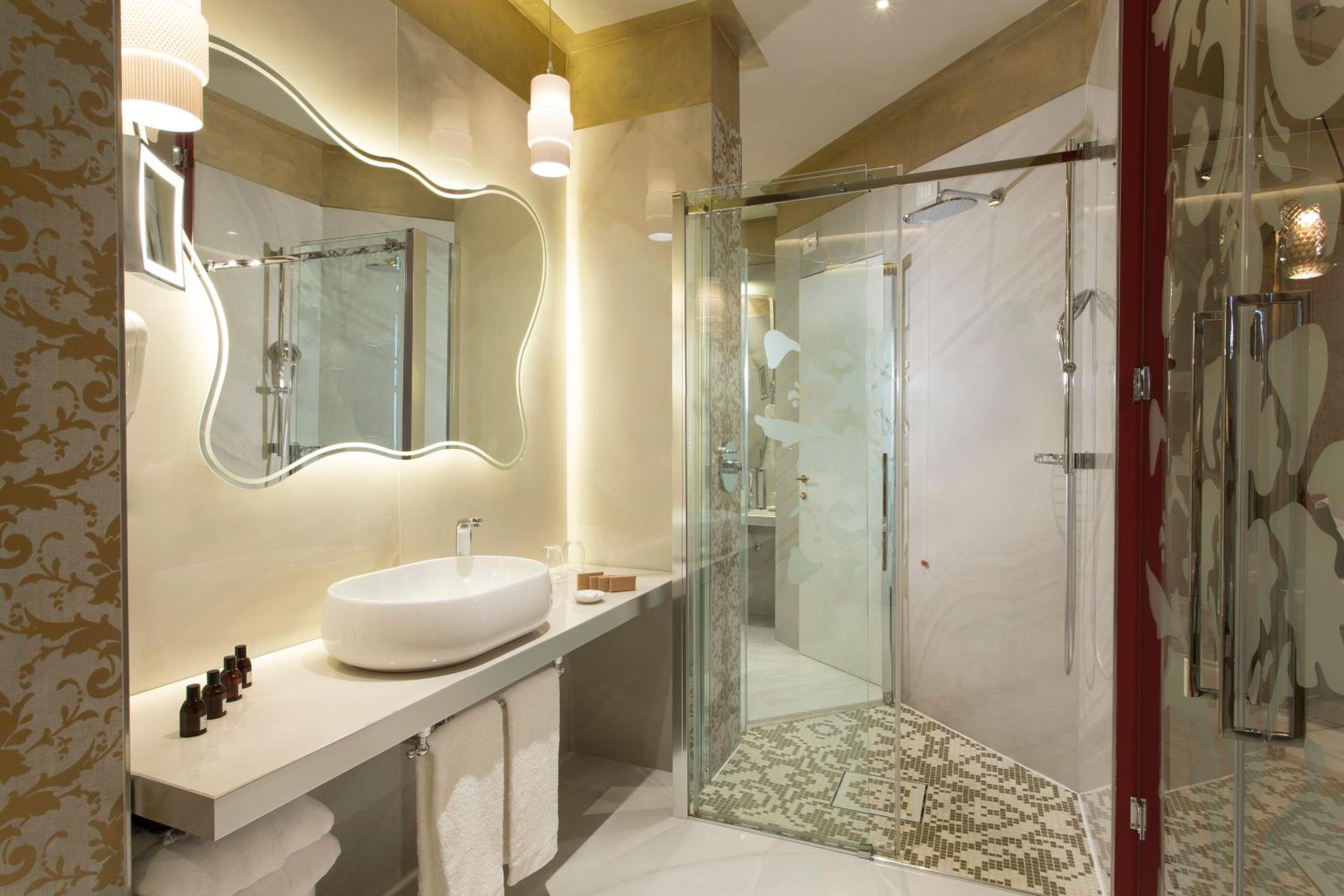 Suite with Square View - Photo 2