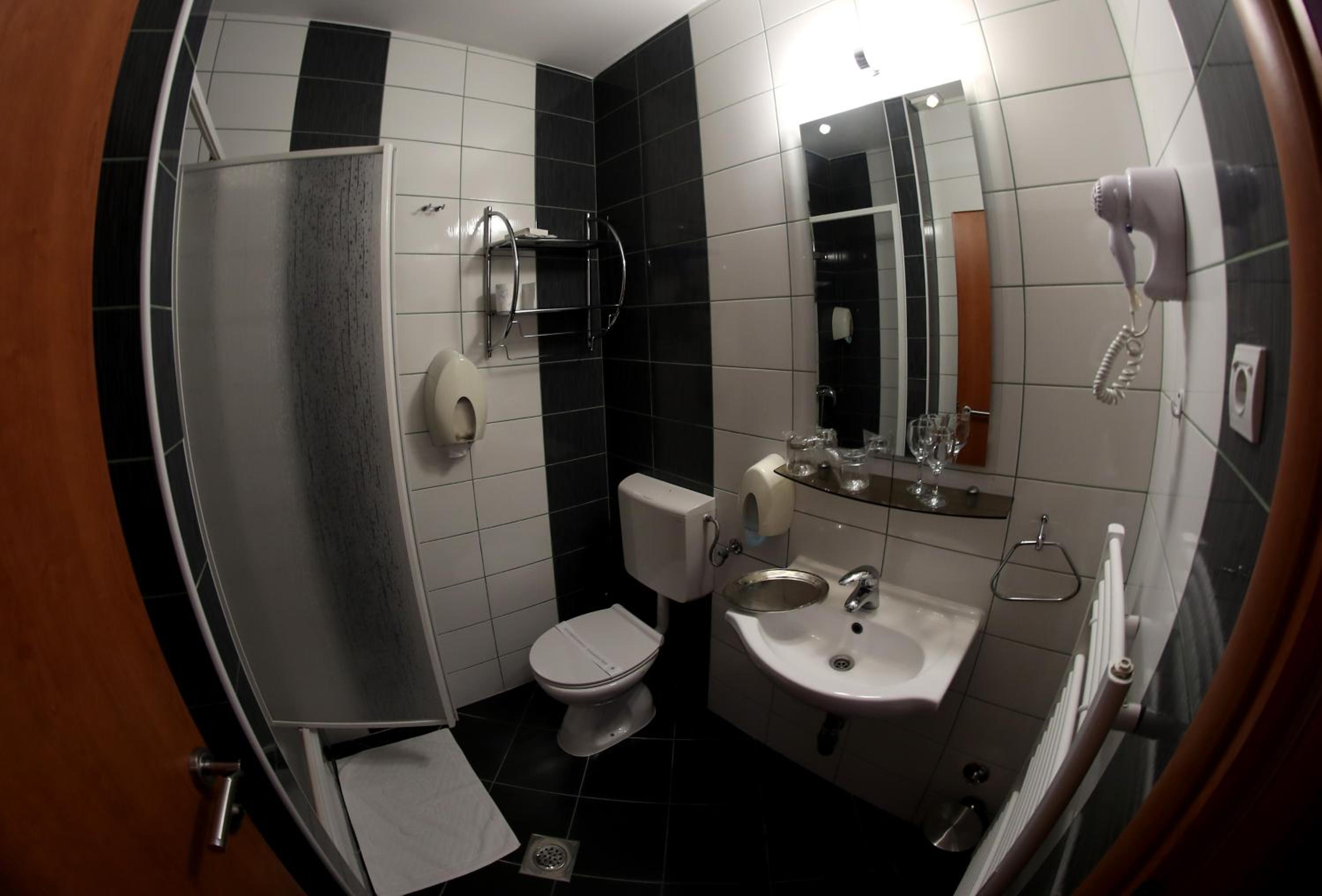 Twin Room - Photo 4
