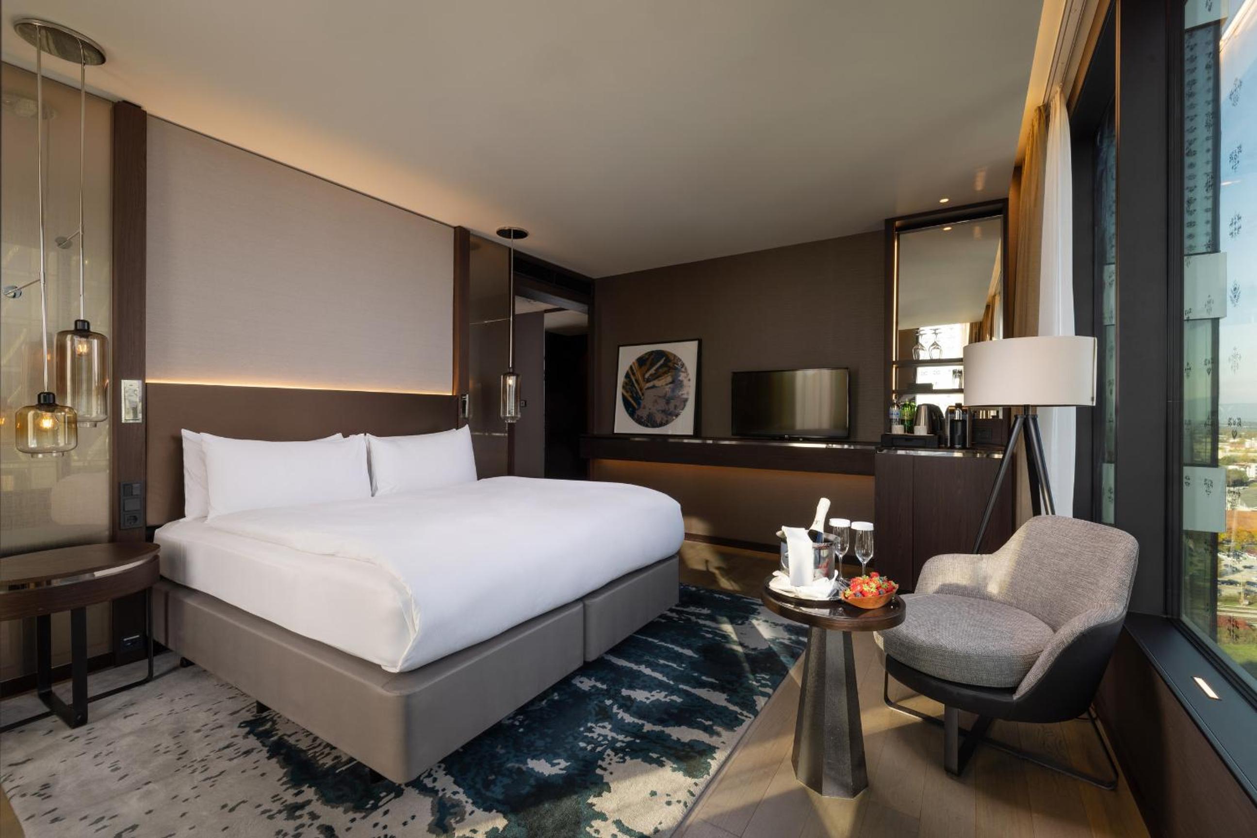 1 King Bed Premium Lounge Access photo 3