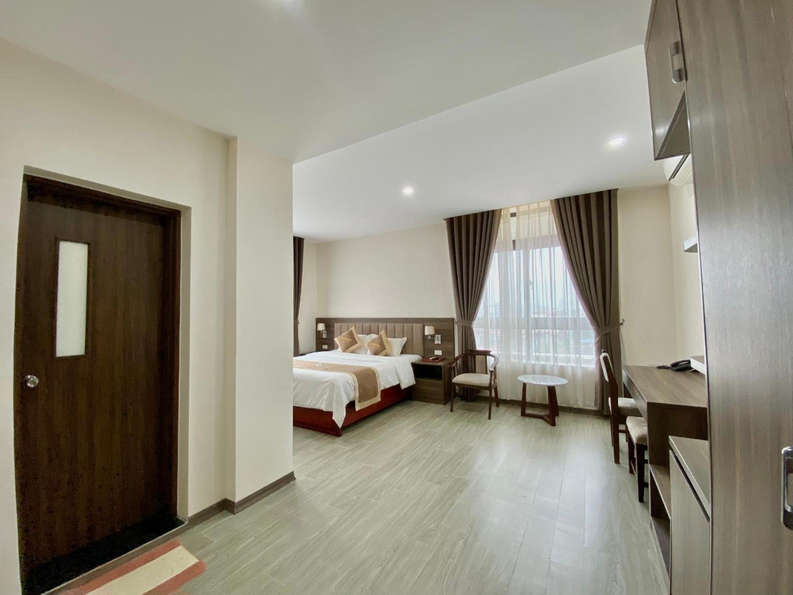 Deluxe King Suite photo 1