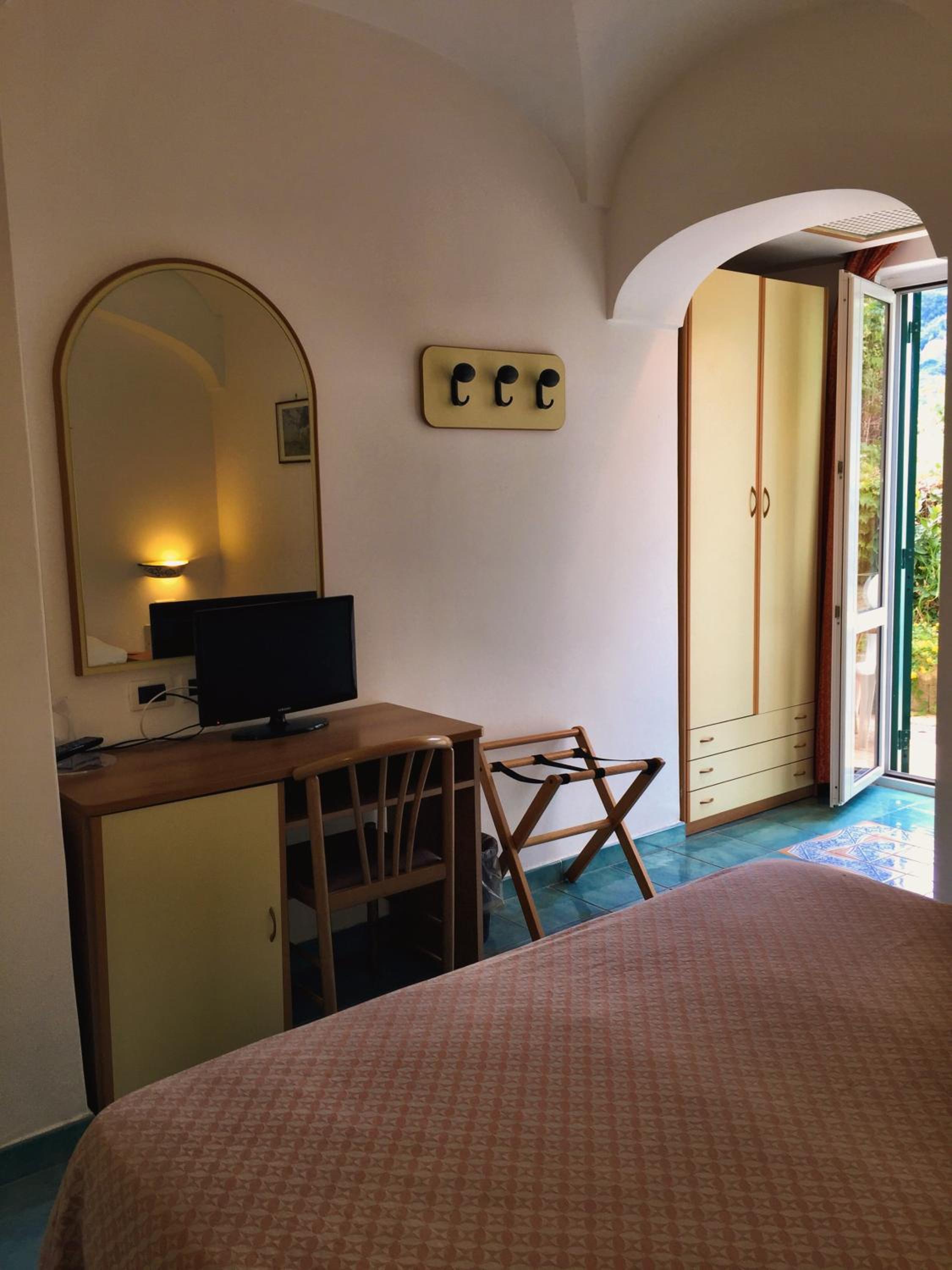 Standard Double Room - Photo 11