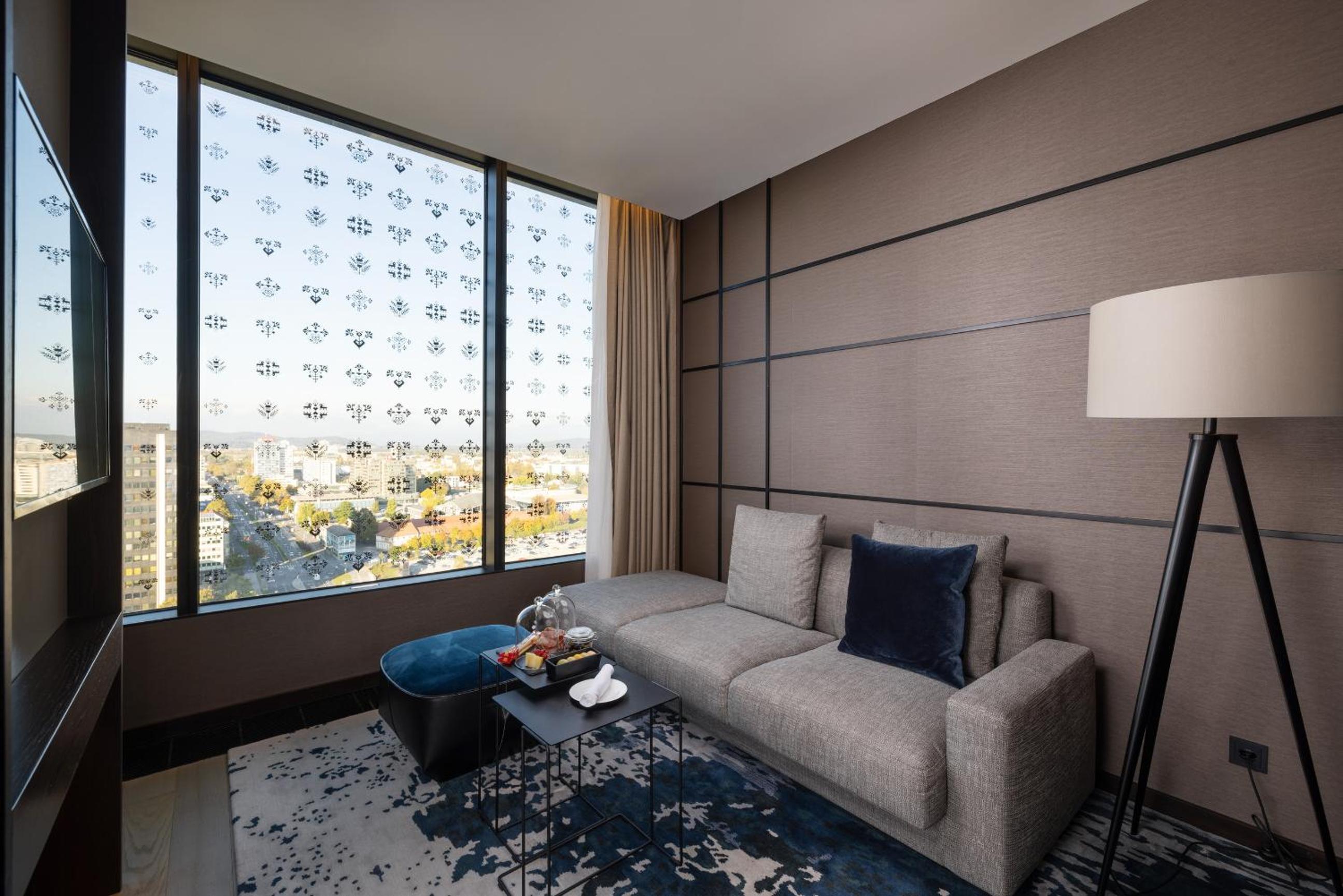 Junior King Suite photo 1