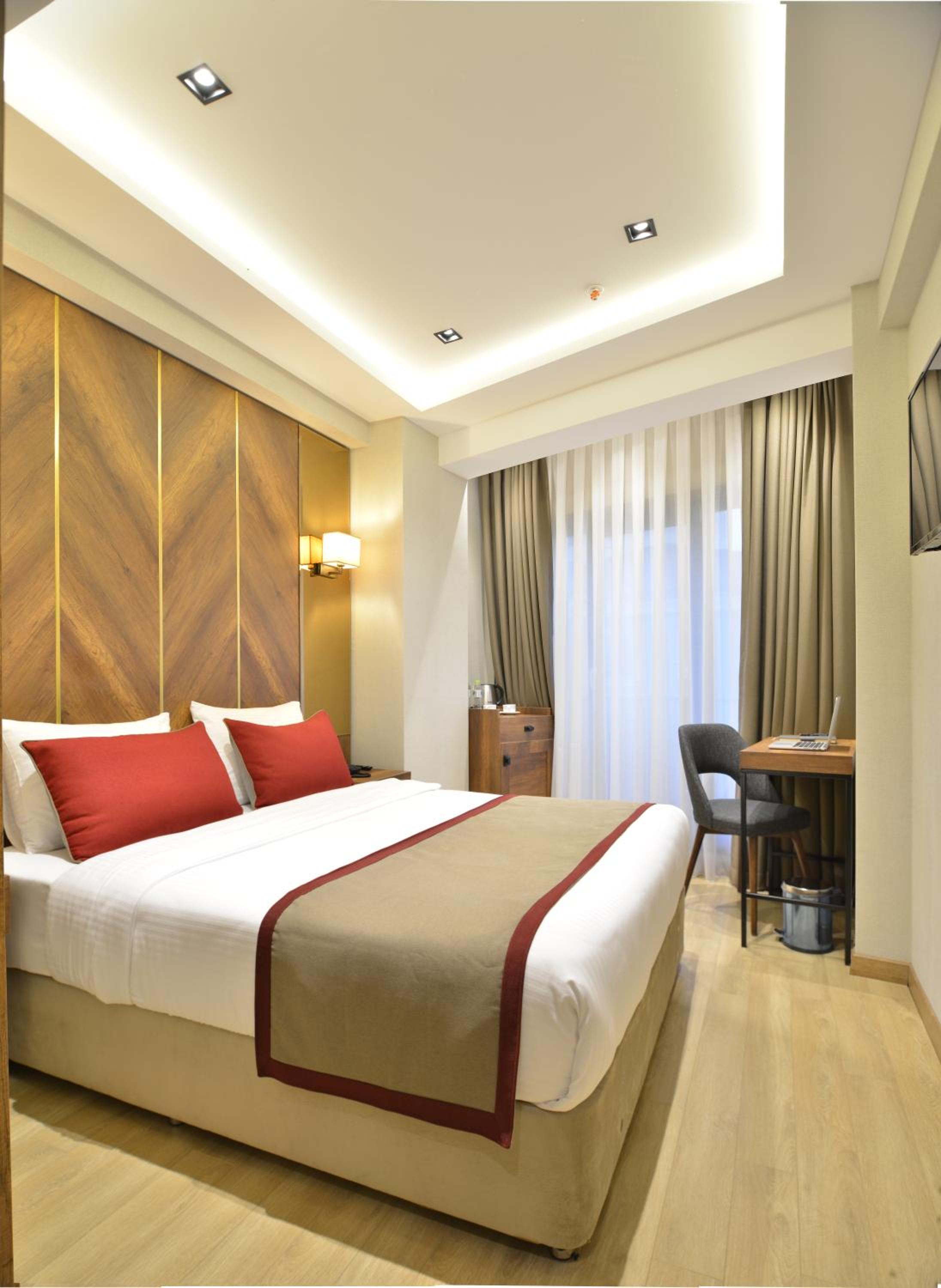 Deluxe Double Room with Balcony photo 3