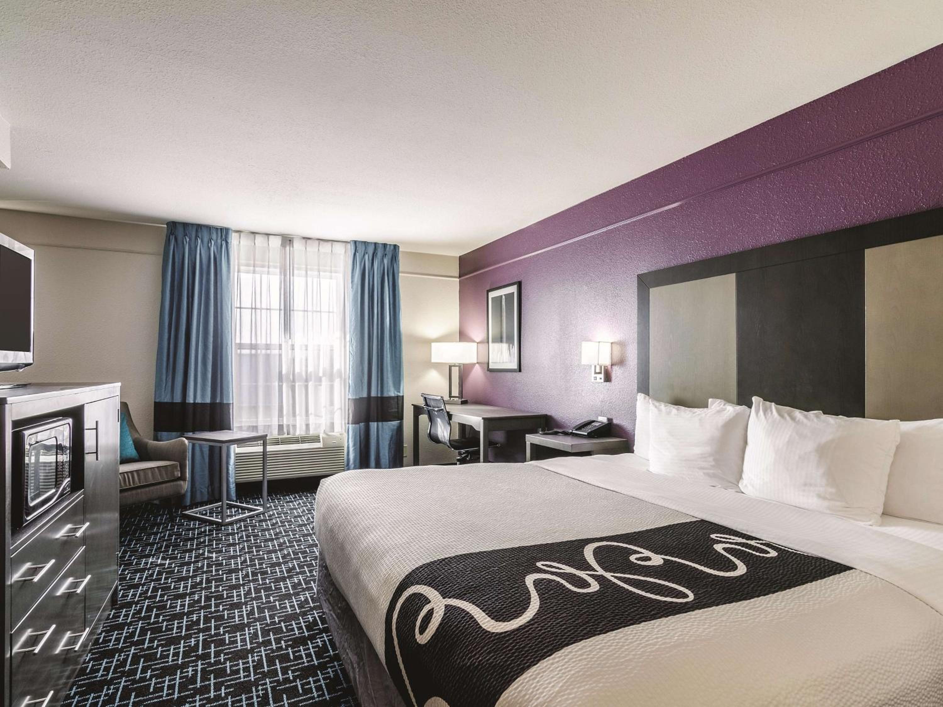 Deluxe King Room - Non-Smoking - Photo 3