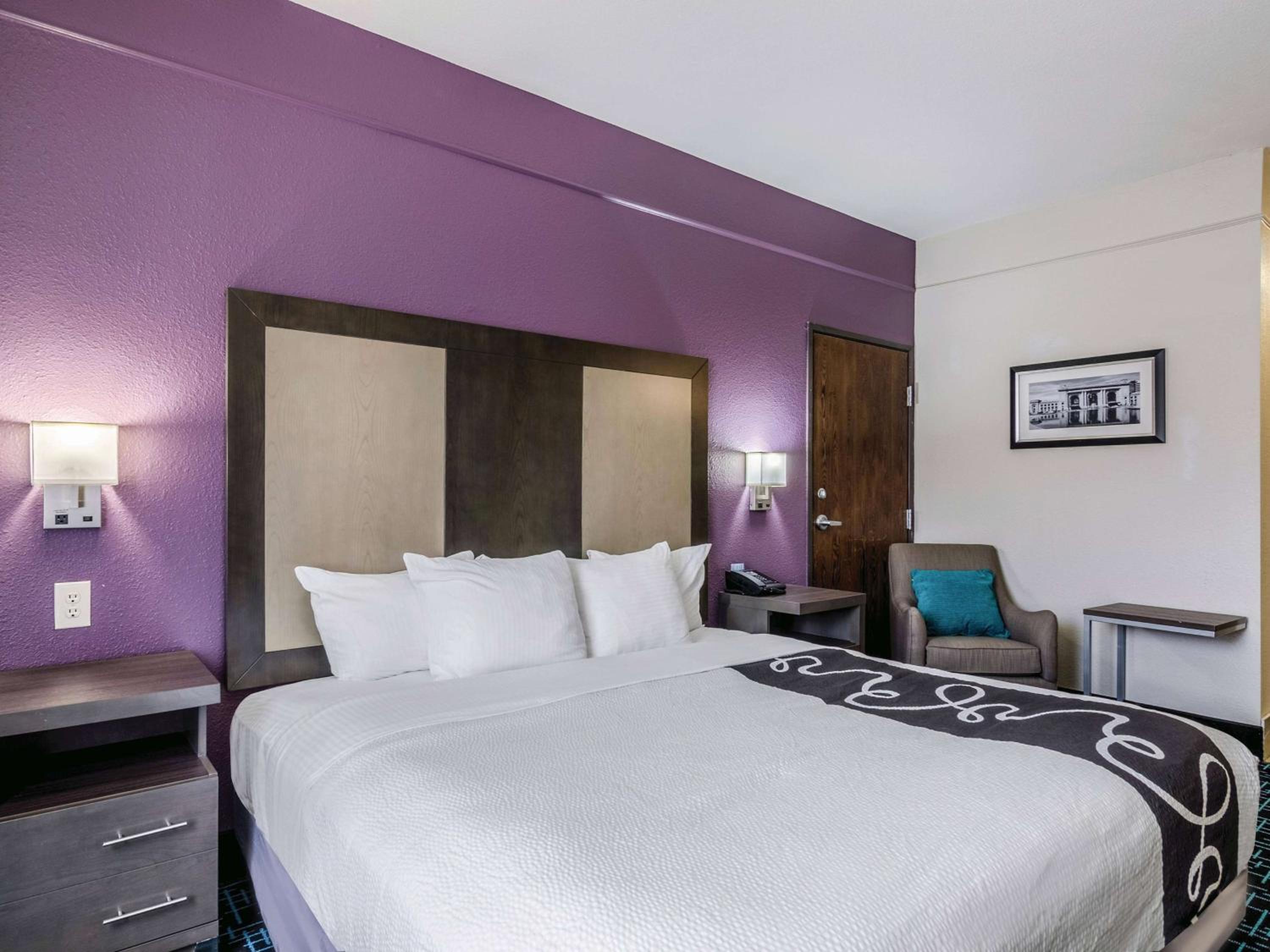 King Room with Roll-In Shower - Mobility Accessible/Non-Smoking - Photo 1