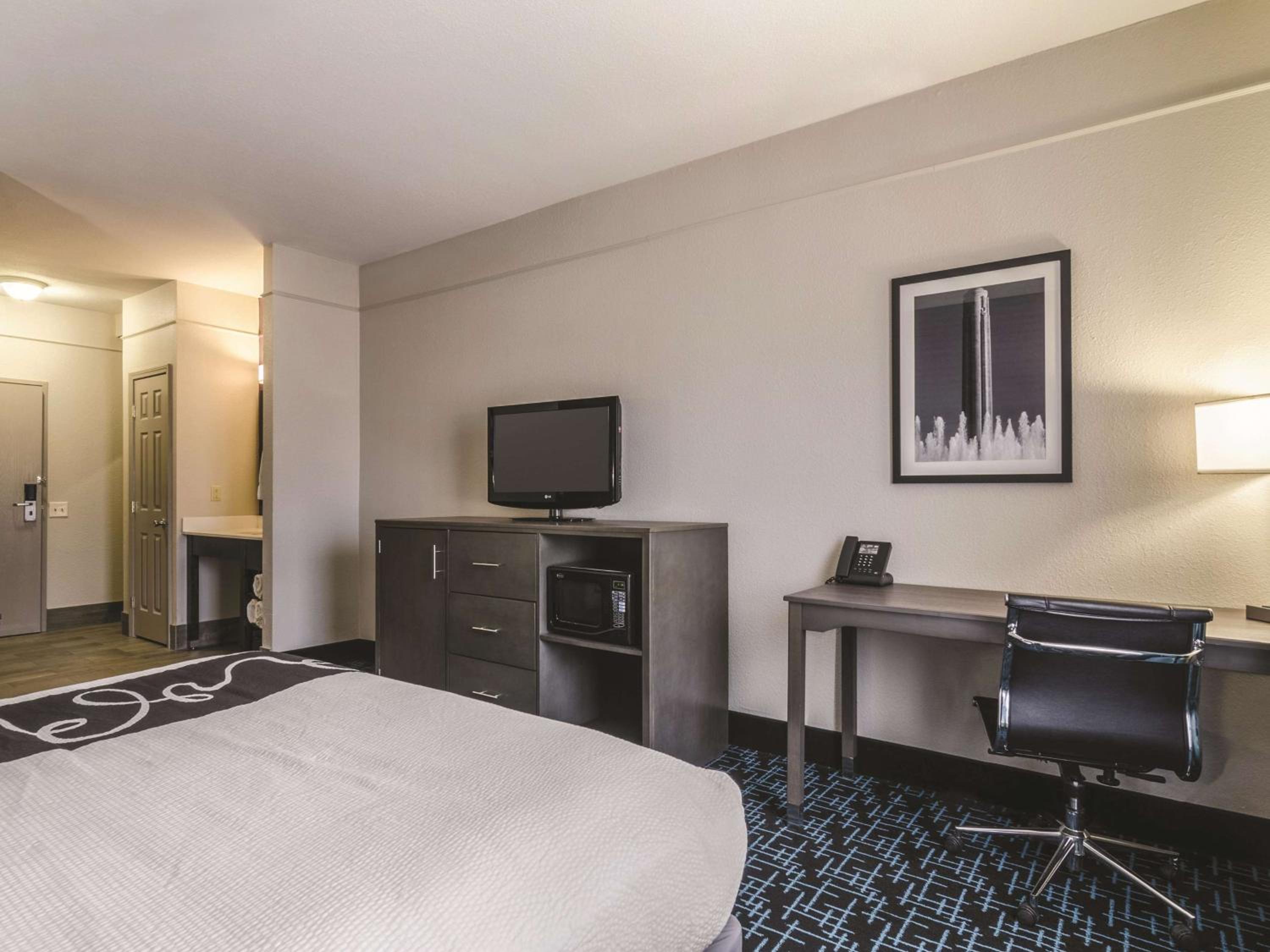 King Room with Roll-In Shower - Mobility Accessible/Non-Smoking - Photo 4